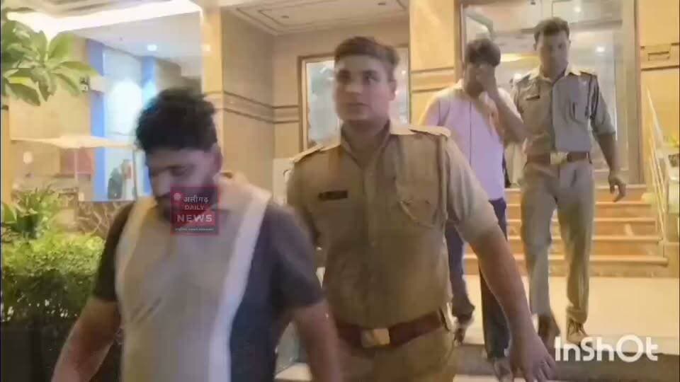 #अलीगढ़ में 5.50 लाख के जुए पर पुलिस का शिकंजा, होटल मैलरोज-इन में छापा; 17 गिरफ्तार,अलीगढ़। सिविल लाइन थाना क्षेत्र के मैरिस रोड स्थित होटल मैलरोज-इन में सीओ तृतीय सर्वम सिंह की टीम ने छापेमारी कर कथित जुआ खेलते 17 लोगों को गिरफ्तार किया। पुलिस के मुताबिक मौके से ₹5.50 लाख की नकदी, ताश की गड्डियां, कथित चीटिंग डिवाइस और फोटो आईडी बरामद हुई हैं। होटल के बाहर खड़ी कई कारों को भी पुलिस ने कब्जे में लिया। गिरफ्तार लोगों में कथित जुआ संचालक, होटल रिसेप्शनिस्ट और रैकी करने वाला युवक भी शामिल बताया गया है। पुलिस सभी आरोपियों से पूछताछ कर जुए के नेटवर्क और अन्य संभावित लोगों की भूमिका की जांच कर रही है।
#Aligarh #AligarhPolice #CrimeNews #CivilLines #PoliceRaid
