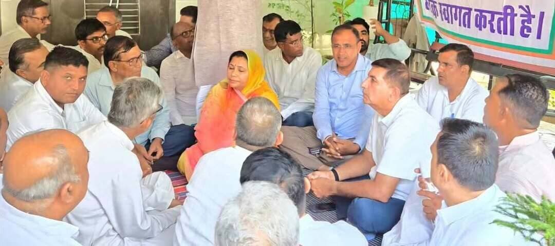 नगर निकाय चुनाव-2026 को लेकर कांग्रेस की महत्वपूर्ण बैठक, कार्यकर्ताओं को बूथ स्तर तक मजबूती से जुटने के निर्देश
बाड़मेर/बालोतरा। बालोतरा जिला मुख्यालय पर जिला कांग्रेस कमेटी की बैठक में आगामी बालोतरा नगर परिषद् सहित सिणधरी, जसोल, सिवाना, समदड़ी, गुड़ामालानी एवं धोरीमन्ना नगर पालिका के नगर निकाय चुनाव-2026 के सफल एवं प्रभावी संचालन को लेकर कांग्रेस संगठन की महत्वपूर्ण बैठक आयोजित हुई। बैठक में बाड़मेर-जैसलमेर- बालोतरा सांसद उम्मेदाराम बेनीवाल, बायतु विधायक हरीश चौधरी, बाड़मेर व बालोतरा जिले के प्रभारी मोहनलाल डागर, पूर्व विधायक मदन प्रजापत, जिलाध्यक्ष प्रियंका मेघवाल, जिला प्रमुख महेन्द्र चौधरी, पूर्व कार्यकारी जिलाध्यक्ष एवं पूर्व मंत्री गोपाराम मेघवाल, पचपदरा विधानसभा प्रभारी इंद्राराम प्रजापत, सुनील परिहार सहित कांग्रेस नेताओं ने संगठन के पदाधिकारियों एवं कार्यकर्ताओं के साथ चुनावी तैयारियों को लेकर विस्तार से चर्चा की।
बैठक में संबंधित नगर निकाय क्षेत्रों में वार्डवार चुनावी तैयारियों, संगठनात्मक गतिविधियों, बूथ स्तर की रणनीति, मतदाता संपर्क एवं जनसंपर्क अभियान सहित विभिन्न महत्वपूर्ण विषयों पर विचार-विमर्श किया गया। इस दौरान आगामी चुनाव को लेकर कार्यकर्ताओं को आवश्यक दिशा-निर्देश देते हुए प्रत्येक वार्ड एवं बूथ पर संगठन को मजबूत करने तथा आपसी समन्वय के साथ प्रभावी तरीके से कार्य करने का आह्वान किया गया।
सांसद उम्मेदाराम बेनीवाल ने कहा कि नगर निकाय चुनाव स्थानीय स्तर पर आमजन से सीधे जुड़ा हुआ चुनाव है। ऐसे में प्रत्येक कार्यकर्ता की भूमिका बेहद महत्वपूर्ण है। उन्होंने कार्यकर्ताओं से आह्वान किया कि वे घर-घर संपर्क कर आमजन की समस्याओं, अपेक्षाओं और सुझावों को समझें तथा कांग्रेस की नीतियों, विचारधारा और जनहित से जुड़े मुद्दों को जनता के बीच मजबूती से रखें। उन्होंने कहा कि कांग्रेस कार्यकर्ता संगठन की सबसे बड़ी ताकत हैं। कार्यकर्ताओं की मेहनत, समर्पण और एकजुटता के बल पर पार्टी आगामी नगर निकाय चुनाव में मजबूत प्रदर्शन करेगी। उन्होंने सभी पदाधिकारियों एवं कार्यकर्ताओं से पूरी जिम्मेदारी, सक्रियता और अनुशासन के साथ चुनावी मैदान में जुटने का आह्वान किया।
जिला प्रभारी मोहनलाल डागर ने भी चुनावी तैयारियों की समीक्षा करते हुए संगठन के पदाधिकारियों को वार्ड एवं बूथ स्तर पर मजबूत समन्वय स्थापित करने के निर्देश दिए। उन्होंने कहा कि चुनाव में सफलता के लिए प्रत्येक कार्यकर्ता को अपनी जिम्मेदारी स्पष्ट रूप से समझते हुए संगठन की रणनीति के अनुरूप सक्रियता से कार्य करना होगा। उन्होंने बूथ स्तर पर कार्यकर्ताओं की टीम को मजबूत करने, मतदाताओं से निरंतर संवाद बनाए रखने तथा अधिक से अधिक लोगों को कांग्रेस की विचारधारा से जोड़ने पर जोर दिया।
बैठक में मध्यप्रदेश कांग्रेस प्रभारी एवं बायतु विधायक हरीश चौधरी ने कहा कि कांग्रेस का उद्देश्य केवल चुनाव जीतना नहीं, बल्कि आमजन की आवाज को मजबूती से उठाना और स्थानीय निकायों में जनहित, विकास, पारदर्शिता एवं जवाबदेही की व्यवस्था को मजबूत करना है। नगर निकायों में बुनियादी सुविधाओं, स्वच्छता, पेयजल, सड़क, नाली, प्रकाश व्यवस्था, रोजगार एवं अन्य स्थानीय समस्याओं के समाधान को प्राथमिकता देने का संकल्प दोहराया गया।
बैठक में पूर्व विधायक मदन प्रजापत ने उपस्थित कार्यकर्ताओं ने भी अपने-अपने क्षेत्रों की चुनावी तैयारियों एवं संगठनात्मक स्थिति को लेकर सुझाव रखे। वरिष्ठ पदाधिकारियों ने कार्यकर्ताओं से आपसी मतभेदों को पीछे छोड़कर एकजुटता, समन्वय और सामूहिक प्रयास के साथ चुनाव लड़ने का आह्वान किया।
अन्य सभी कांग्रेस नेताओं ने संबोधित करते हुए कहा कि संगठन की मजबूती और कार्यकर्ताओं की एकजुट मेहनत ही पार्टी की सबसे बड़ी ताकत है। सभी कार्यकर्ता मिलकर आमजन के बीच कांग्रेस की नीतियों, विचारधारा और जनहित के संकल्प को लेकर जाएंगे तथा आगामी नगर निकाय चुनावों में कांग्रेस की जीत सुनिश्चित करने के लिए पूरी ताकत और प्रतिबद्धता के साथ कार्य करेंगे।
इसके बाद बाड़मेर-जैसलमेर- बालोतरा सांसद उम्मेदाराम बेनीवाल, बाड़मेर व बालोतरा जिले के प्रभारी मोहनलाल डागर ने सिवाना व समदड़ी में नगर पालिका के पार्टी पदाधिकारियों, कार्यकर्ताओं, टिकट के दावेदारो की बैठक ली। इन दोनो बैठको में कांग्रेस नेता सुनील परिहार, पूर्व विधायक गोपाराम मेघवाल, पूर्व प्रधान मुकनसिंह राजपुरोहित, पूर्व प्रधान गरिमा राजपुरोहित, पूर्व प्रधान एवं ओमाराम मेघवाल सहित पार्टी पदाधिकारी मौजूद रहे।
बैठक में कांग्रेस संगठन के विभिन्न पदाधिकारी, जनप्रतिनिधि, नगर निकाय क्षेत्रों के जिम्मेदार कार्यकर्ता एवं बड़ी संख्या में पार्टी कार्यकर्ता उपस्थित रहे।