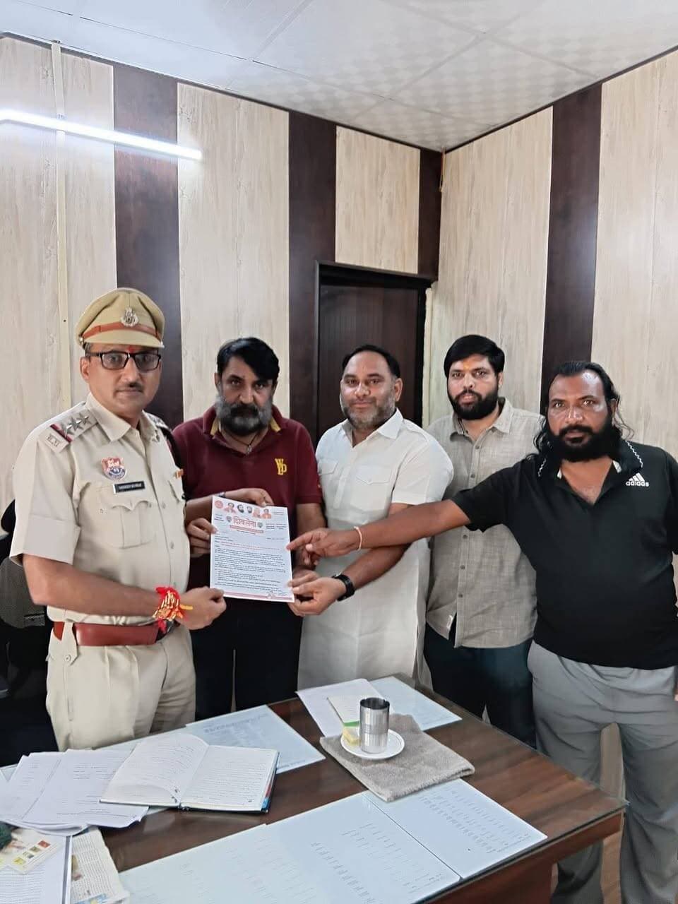 ## **सड़क के बीच लगाए गए झूलों को लेकर शिवसेना ने उठाई आवाज़**
### **DC गुरुग्राम एवं थाना न्यू कॉलोनी को सौंपा ज्ञापन, सुरक्षा और यातायात व्यवस्था को लेकर कार्रवाई की मांग**
**गुरुग्राम, 27 अगस्त 2026।**
गुरुग्राम के ओल्ड रेलवे रोड स्थित प्रेम मंदिर के बाहर सड़क के बीचों-बीच लगाए गए झूलों को लेकर **शिवसेना गुरुग्राम जिला अध्यक्ष ललित क्रांतिकारी** ने प्रशासन एवं पुलिस का ध्यान आकर्षित करते हुए ज्ञापन सौंपा। यह ज्ञापन **DC गुरुग्राम एवं थाना न्यू कॉलोनी** को देकर मामले की जांच तथा आवश्यक कार्रवाई की मांग की गई।
ज्ञापन में कहा गया है कि ओल्ड रेलवे रोड पर प्रेम मंदिर के बाहर रक्षाबंधन से लेकर जन्माष्टमी तक झूले लगाए गए हैं। यह मार्ग **सोहना चौक एवं सदर बाजार से रेलवे स्टेशन की ओर जाने वाला प्रमुख मार्ग** है। सड़क के बीचों-बीच झूले लगाए जाने के कारण आम लोगों को आवागमन में परेशानी होने तथा यातायात प्रभावित होने की शिकायत सामने आ रही है।
शिवसेना ने प्रशासन से यह भी मांग की है कि झूले लगाने की अनुमति किस विभाग अथवा अधिकारी द्वारा दी गई, इसकी जांच की जाए तथा यह भी देखा जाए कि आयोजन के लिए निर्धारित नियमों एवं सुरक्षा मानकों का पालन किया जा रहा है या नहीं।
ज्ञापन में झूला संचालकों से कथित रूप से की जा रही वसूली की भी जांच कराने की मांग की गई है। साथ ही, यदि सरकारी भूमि अथवा सड़क पर झूले लगाने की अनुमति दी गई है, तो उसकी वैधता एवं अनुमति की शर्तों की जांच कर नियमानुसार कार्रवाई करने का आग्रह किया गया है।
### **रामलीला ग्राउंड में स्थानांतरित करने की मांग**
शिवसेना जिला अध्यक्ष **ललित क्रांतिकारी** ने कहा कि प्रेम मंदिर के साथ ही रामलीला ग्राउंड स्थित है। यदि झूले लगाने की अनुमति प्रदान की गई है तो उन्हें सड़क के बीच लगाने के बजाय **रामलीला ग्राउंड में स्थानांतरित किया जाना चाहिए**, ताकि लोगों के मनोरंजन के साथ-साथ मुख्य सड़क पर यातायात भी सुचारु बना रहे।
उन्होंने कहा कि जनहित और सड़क सुरक्षा को प्राथमिकता देते हुए प्रशासन को पूरे मामले की निष्पक्ष जांच करनी चाहिए तथा यदि नियमों का उल्लंघन पाया जाता है तो तत्काल आवश्यक कार्रवाई की जानी चाहिए।
### **शिवसेना की प्रमुख मांगें**
* सड़क के बीच लगाए गए झूलों की अनुमति एवं वैधता की जांच की जाए।
* झूला संचालकों से की जा रही कथित वसूली की जांच की जाए।
* सड़क अथवा सरकारी भूमि पर झूले लगाने की अनुमति की जांच की जाए।
* नियमों एवं सुरक्षा मानकों का पालन सुनिश्चित किया जाए।
* झूलों को सड़क से हटाकर **रामलीला ग्राउंड** में स्थानांतरित करने की व्यवस्था की जाए।
* आम जनता की सुरक्षा एवं सुचारु यातायात को ध्यान में रखते हुए शीघ्र कार्रवाई की जाए।
**ललित क्रांतिकारी** ने कहा कि शिवसेना गुरुग्राम की जनता से जुड़े मुद्दों को लगातार प्रशासन के समक्ष उठाती रहेगी और **जनसुरक्षा, यातायात व्यवस्था एवं जनहित से जुड़े मामलों में आवाज बुलंद करती रहेगी।**
**ललित क्रांतिकारी**
जिला अध्यक्ष, शिवसेना गुरुग्राम
कार्यालय: मनोहर नगर पटौदी चौक, गुरुग्राम