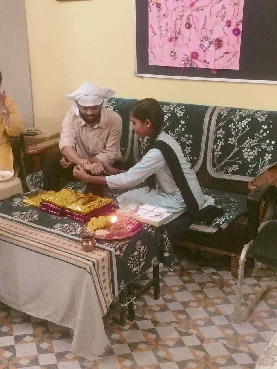 रक्षा सूत्र कार्यक्रम के तहत एसडीएम नर्मदापुरम ने माखननगर पहुंच कर छात्राओं संग मनाया रक्षाबंधन का त्यौहार
कलेक्टर श्री सोमेश मिश्रा की अभिनव पहल में शासकीय विद्यालय में बालिकाओ से रक्षा सूत्र बँधवाने उनके साथ संवाद कर उनकी भविष्य की कामना करने एवं उनको प्रोत्साहित करने की कड़ी में तहसील माखननगर में शासकीय शाला शुक्करवाड़ा फ़ार्म एवं मॉडल हायर सेकेंडरी विद्यालय में रक्षा सूत्र कार्यक्रम आयोजित किया गया जिसमें एसडीएम नर्मदापुरम श्री देवेन्द्र प्रताप सिंह ने बाबई की शासकीय माध्यमिक शाला शुक्करवाड़ा एवं मॉडल हायर सेकेंडरी शाला बाबई का भ्रमण किया। कार्यक्रम के दौरान तहसीलदार माखन नगर श्रीमती सुनीता साहनी भी मौजूद रहीं।
कार्यक्रम के दौरान छात्राओं द्वारा तैयार किए गए रक्षा सूत्र एवं राखियां एसडीएम श्री देवेन्द्र प्रताप सिंह को बांधी गईं। उन्होंने विद्यार्थियों से आत्मीय संवाद करते हुए उनकी पढ़ाई, रुचियों और भविष्य की योजनाओं के बारे में जानकारी ली। इस दौरान उन्होंने बच्चों को कलेक्टर श्री मिश्रा की ओर से उपहार भी प्रदान किए। उपहार पाकर विद्यार्थियों में उत्साह और खुशी का माहौल रहा।
कार्यक्रम में शासकीय माध्यमिक उच्चतर शाला शुक्करवाड़ा फार्म सहित बाबई की अन्य शासकीय शालाओं के विद्यार्थी एवं शिक्षक उपस्थित रहे। छात्राओं ने उत्साहपूर्वक रक्षा सूत्र बांधे और एसडीएम श्री देवेन्द्र प्रताप सिंह ने सभी बच्चों के उज्ज्वल भविष्य की कामना की।
CM Madhya Pradesh Dr Mohan Yadav Jansampark Madhya Pradesh Department of School Education, Madhya Pradesh Home Department of Madhya Pradesh