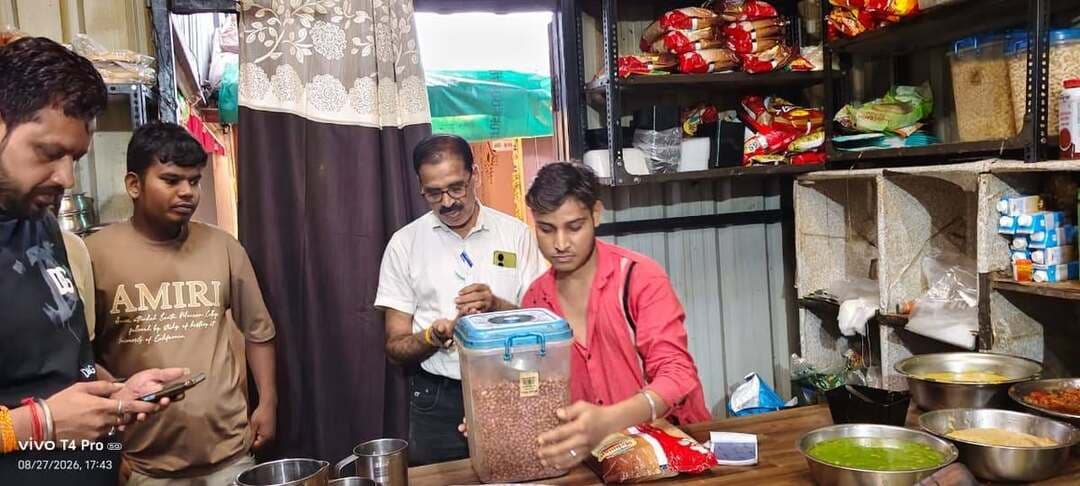 त्योहारों के मद्देनजर खाद्य पदार्थों की सघन जांच, 126 नमूने लिए
1,426 किलो घी, 42 किलो पनीर और 650 किलो खोया जब्त
तीन ब्रांड के घी मानव स्वास्थ्य के लिए असुरक्षित पाए गए
कलेक्टर श्री सोमेश मिश्रा के निर्देशानुसार त्योहारों के दृष्टिगत दूध एवं दुग्ध उत्पादों में मिलावट की रोकथाम के लिए खाद्य सुरक्षा प्रशासन द्वारा विशेष अभियान चलाया जा रहा है। अभियान के अंतर्गत विगत एक माह में जिले की स्थानीय दुकानों, एजेंसियों, बसों एवं अन्य परिवहन साधनों का सघन एवं औचक निरीक्षण किया गया।
खाद्य सुरक्षा अधिकारी श्री बी.एस. धाकड़, श्री जितेंद्र सिंह राणा एवं श्री कमलेश एस. दियावार द्वारा की गई कार्रवाई में संदेह के आधार पर जिलेभर से घी, मिठाई, सोनपापड़ी, रसगुल्ला, बेसन, सोयाबीन तेल एवं नमकीन सहित विभिन्न खाद्य पदार्थों के 126 नमूने जांच के लिए लिए गए। सभी नमूनों को परीक्षण हेतु राज्य खाद्य प्रयोगशाला भेजा गया है। प्राप्त जांच रिपोर्ट के आधार पर नियमानुसार अग्रिम प्रकरण प्रस्तावित किए जा रहे हैं।
1,426 किलो घी और 650 किलो खोया जब्त
खाद्य सुरक्षा प्रशासन द्वारा निरीक्षण के दौरान जनहित में बड़ी मात्रा में संदिग्ध खाद्य पदार्थ जब्त किए गए। कार्रवाई के दौरान 1,426 किलोग्राम घी, जिसकी अनुमानित कीमत 7 लाख 30 हजार रुपये, तथा 42 किलोग्राम पनीर, जिसकी अनुमानित कीमत करीब 12 हजार रुपये, जब्त किया गया।
इसी क्रम में कटियार बस से 650 किलोग्राम खोया, जिसकी अनुमानित कीमत करीब 2 लाख रुपये है, भी जब्त किया गया।
खाद्य सुरक्षा अधिकारी श्री कमलेश एस. दियावार ने बताया कि विभाग को प्राप्त जांच रिपोर्ट के अनुसार नंद कृष्णा घी, संगाथ घी एवं ब्रजवासी घी के नमूनों की रिपोर्ट प्राप्त हुई है। जांच में इन घी उत्पादों को असुरक्षित एवं मानव स्वास्थ्य के लिए हानिकारक घोषित किया गया है।
संबंधित विक्रेताओं एवं निर्माताओं को अपना पक्ष प्रस्तुत करने के लिए नोटिस जारी किए गए हैं। उक्त घी के संबंध में नियमानुसार प्रतिबंधात्मक कार्रवाई प्रस्तावित की जा रही है।
खाद्य सुरक्षा प्रशासन द्वारा स्पष्ट किया गया है कि त्योहारों को देखते हुए खाद्य पदार्थों की जांच का अभियान लगातार जारी रहेगा। विशेष रूप से दूध, दुग्ध उत्पाद एवं घी की नियमित जांच की जाएगी। खाद्य पदार्थों में मिलावट पाए जाने पर संबंधितों के विरुद्ध नियमानुसार कार्रवाई की जाएगी।
#narmadapuram CM Madhya Pradesh Dr Mohan Yadav Jansampark Madhya Pradesh General Administration Department, MP Department of Food, Civil Supplies & Protection - Madhya Pradesh Home Department of Madhya Pradesh