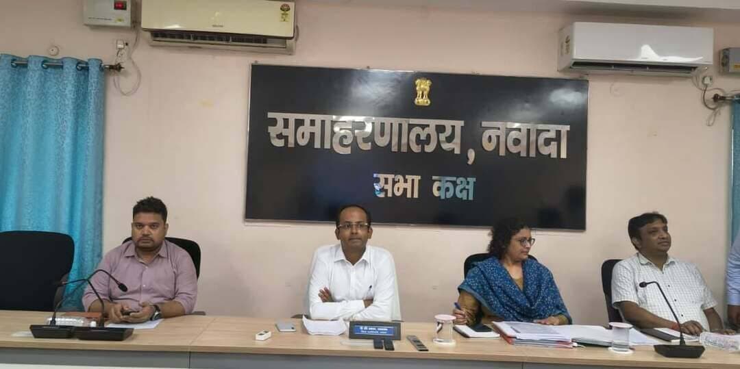 समृद्ध महिला-समृद्ध बिहार’ अभियान का शुभारंभ, 5 लाख महिला लाभुकों को राशि का अंतरण एवं 10 हजार महिलाओं को ऋण वितरण।
आज दिनांक 27 अगस्त 2026 को बापू सभागार, पटना में माननीय मुख्यमंत्री श्री सम्राट चौधरी जी के कर-कमलों द्वारा ‘समृद्ध महिला-समृद्ध बिहार’ अभियान का शुभारंभ किया गया। इस अवसर पर मुख्यमंत्री महिला रोजगार योजना के तहत 5 लाख महिला लाभुकों को राशि का अंतरण तथा जीविका निधि के माध्यम से 10 हजार महिला लाभुकों को ऋण वितरण किया गया।
उक्त राज्यस्तरीय कार्यक्रम का सीधा प्रसारण जिला पदाधिकारी, नवादा श्री रवि प्रकाश की उपस्थिति में समाहरणालय सभाकक्ष में किया गया। इस दौरान उपस्थित पदाधिकारियों एवं जीविका दीदियों द्वारा माननीय मुख्यमंत्री जी के कार्यक्रम का सीधा प्रसारण देखा एवं सुना गया।
राज्यस्तरीय कार्यक्रम के माध्यम से महिलाओं को आर्थिक रूप से सशक्त एवं आत्मनिर्भर बनाने, स्वरोजगार को बढ़ावा देने तथा आय-सृजन के अवसर उपलब्ध कराने की दिशा में सरकार द्वारा किए जा रहे प्रयासों की जानकारी दी गई। मुख्यमंत्री महिला रोजगार योजना एवं जीविका निधि के माध्यम से उपलब्ध कराई जा रही आर्थिक सहायता से महिलाओं को स्वरोजगार एवं उद्यमिता के क्षेत्र में आगे बढ़ने के अवसर प्राप्त होंगे।
कार्यक्रम के दौरान प्रजापिता ब्रह्माकुमारी ईश्वरीय विश्वविद्यालय एवं मद्य निषेध, उत्पाद एवं निबंधन विभाग के बीच समझौता ज्ञापन (MoU) पर हस्ताक्षर भी किया गया। इसके माध्यम से नशामुक्ति एवं सामाजिक जागरूकता के क्षेत्र में सहयोग को और अधिक प्रभावी बनाने की दिशा में महत्वपूर्ण पहल की गई।
इस अवसर पर उप विकास आयुक्त, गोपनीय शाखा प्रभारी, निदेशक (डीआरडीए), डीपीएम (जीविका), डीपीओ (मनरेगा) सहित अन्य संबंधित पदाधिकारी एवं जीविका दीदियाँ उपस्थित रहीं।
नवादा से राकेश कुमार चन्दन की रिपोर्ट !