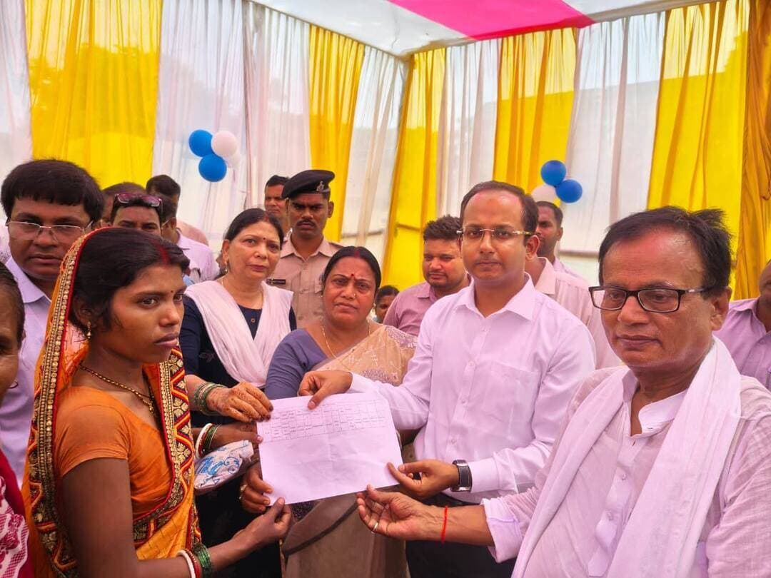 कल्याणकारी योजनाओं का लाभ जरूरतमंदों तक पहुँचाने के लिए जिले में शुरू हुआ श्री गुरु संत रविदास विकास शिविर।
आज दिनांक 27 अगस्त 2026 को नवादा सदर प्रखंड अंतर्गत सोनसिहारी पंचायत के पंचायत सरकार भवन में “श्री गुरु संत रविदास विकास शिविर” का शुभारंभ जिला पदाधिकारी, नवादा श्री रवि प्रकाश द्वारा दीप प्रज्वलित कर किया गया।
इस अवसर पर जिला पदाधिकारी ने कहा कि श्री गुरु संत रविदास जी महान समाज सुधारक थे, जिन्होंने अपनी लेखनी एवं वाणी के माध्यम से समाज में व्याप्त भेदभाव को समाप्त करने की आवाज उठाई। उनके विचार आज भी प्रासंगिक हैं। उन्होंने ‘बेगमपुरा’ जैसे ऐसे समाज की परिकल्पना की थी, जहाँ किसी प्रकार का भेदभाव, पीड़ा या अवसाद न हो।
उन्होंने कहा कि श्री गुरु संत रविदास विकास शिविर का मुख्य उद्देश्य जिले के सभी पंचायतों एवं महादलित टोलों तक पहुँचकर पात्र एवं जरूरतमंद लोगों को सरकार की विभिन्न कल्याणकारी योजनाओं से जोड़ना है। विकास मित्रों के साथ-साथ पदाधिकारी एवं कर्मी क्षेत्र में पहुँचकर लोगों की समस्याओं एवं आवश्यकताओं की जानकारी प्राप्त करेंगे। शिविर में विभिन्न योजनाओं से संबंधित 22 प्रकार की सेवाओं के लिए आवेदन प्राप्त किए जाएंगे-:
1. सार्वजनिक वितरण प्रणाली से आच्छादन (राशन कार्ड)
2. उज्ज्वला योजना से आच्छादन
3. औपचारिक शिक्षा हेतु विद्यालय में दाखिला
4. आंगनबाड़ी से संबंधित सेवाएँ
5. जन्म एवं मृत्यु प्रमाण-पत्र से आच्छादन
6. आयुष्मान कार्ड निर्माण
7. कुशल युवा कार्यक्रम/कौशल विकास कार्यक्रम
8. मुख्यमंत्री निःशक्त स्वयं सहायता भत्ता योजना
9. ई-श्रम कार्ड एवं बिहार भवन एवं अन्य सन्निर्माण कर्मकार कल्याण बोर्ड में निबंधन (श्रमिक कार्ड)
10. आयुष्मान भारत कार्ड/स्वास्थ्य कार्ड/हेल्थ कैंप
11. प्रधानमंत्री आवास योजना से आच्छादन
12. वास-भूमि/बंधोबस्ती
13. सामाजिक सुरक्षा पेंशन योजनाएँ—इंदिरा गांधी राष्ट्रीय वृद्धावस्था पेंशन, विधवा पेंशन एवं लक्ष्मीबाई सामाजिक सुरक्षा पेंशन सहित
14. जीविका केंद्र से संबंधित योजनाएँ
15. हर घर नल-जल योजना से आच्छादन
16. मुख्यमंत्री ग्रामीण पक्की गली-नाली निश्चय योजना
17. मनरेगा जॉब कार्ड से आच्छादन
18. प्रधानमंत्री जन-धन योजना, प्रधानमंत्री जीवन ज्योति योजना एवं प्रधानमंत्री सुरक्षा बीमा योजना से आच्छादन
19. बिजली कनेक्शन
20. जीविका समूह/सतत जीविकोपार्जन योजना से आच्छादन
21. ग्रामीण कार्य विभाग से संबंधित योजनाएँ एवं मुख्यमंत्री टोला संपर्क योजना
22. स्वच्छ भारत मिशन (ग्रामीण)/लोहिया स्वच्छ बिहार अभियान के तहत सामुदायिक एवं व्यक्तिगत शौचालय
साथ ही क्षेत्र की अन्य समस्याओं एवं नई योजनाओं की आवश्यकता से संबंधित सुझावों को भी संबंधित विभाग एवं सरकार के स्तर तक पहुँचाया जाएगा।
जिला पदाधिकारी ने पूर्व में संचालित ‘डॉ. अंबेडकर समग्र सेवा अभियान’ का उल्लेख करते हुए कहा कि उस अभियान के दौरान प्राप्त सभी आवेदनों को ऑनलाइन दर्ज कर संबंधित विभागों के माध्यम से उनके निष्पादन की कार्रवाई की गई थी। इसी प्रकार इस विकास शिविर में प्राप्त प्रत्येक आवेदन की ऑनलाइन प्रविष्टि की जाएगी तथा उसके निष्पादन की निरंतर निगरानी की जाएगी।
जिला पदाधिकारी ने संबंधित पदाधिकारियों एवं कर्मियों को निर्देश दिया कि शिविर में प्राप्त सभी आवेदनों का संवेदनशीलता एवं तत्परता के साथ ससमय निष्पादन सुनिश्चित करें तथा प्रत्येक आवेदन के निष्पादन का निरंतर अनुश्रवण करें।
इस अवसर पर जिला पदाधिकारी द्वारा विभिन्न कल्याणकारी योजनाओं के लाभार्थियों को स्वीकृति पत्र एवं लाभ प्रदान किया गया। 5 लाभार्थियों को राशन कार्ड, 20 लाभार्थियों को जन्म प्रमाण-पत्र, 6 लाभार्थियों को श्रम कार्ड, 20 लाभार्थियों को आयुष्मान कार्ड तथा 2 लाभार्थियों को उज्ज्वला योजना के तहत गैस कनेक्शन प्रदान किया गया।
इसके साथ ही आज निर्धारित रोस्टर के अनुसार जिले के विभिन्न पंचायतों एवं महादलित टोलों में भी श्री गुरु संत रविदास विकास शिविर का आयोजन किया गया।
इस अवसर पर गोपनीय शाखा प्रभारी, पुलिस उपाधीक्षक (मुख्यालय), प्रखंड विकास पदाधिकारी, 20-सूत्री के सदस्य सहित जिला एवं प्रखंड स्तर के पदाधिकारी एवं कर्मी, जनप्रतिनिधिगण तथा बड़ी संख्या में स्थानीय ग्रामीण उपस्थित रहे।
नवादा से राकेश कुमार चन्दन की रिपोर्ट !