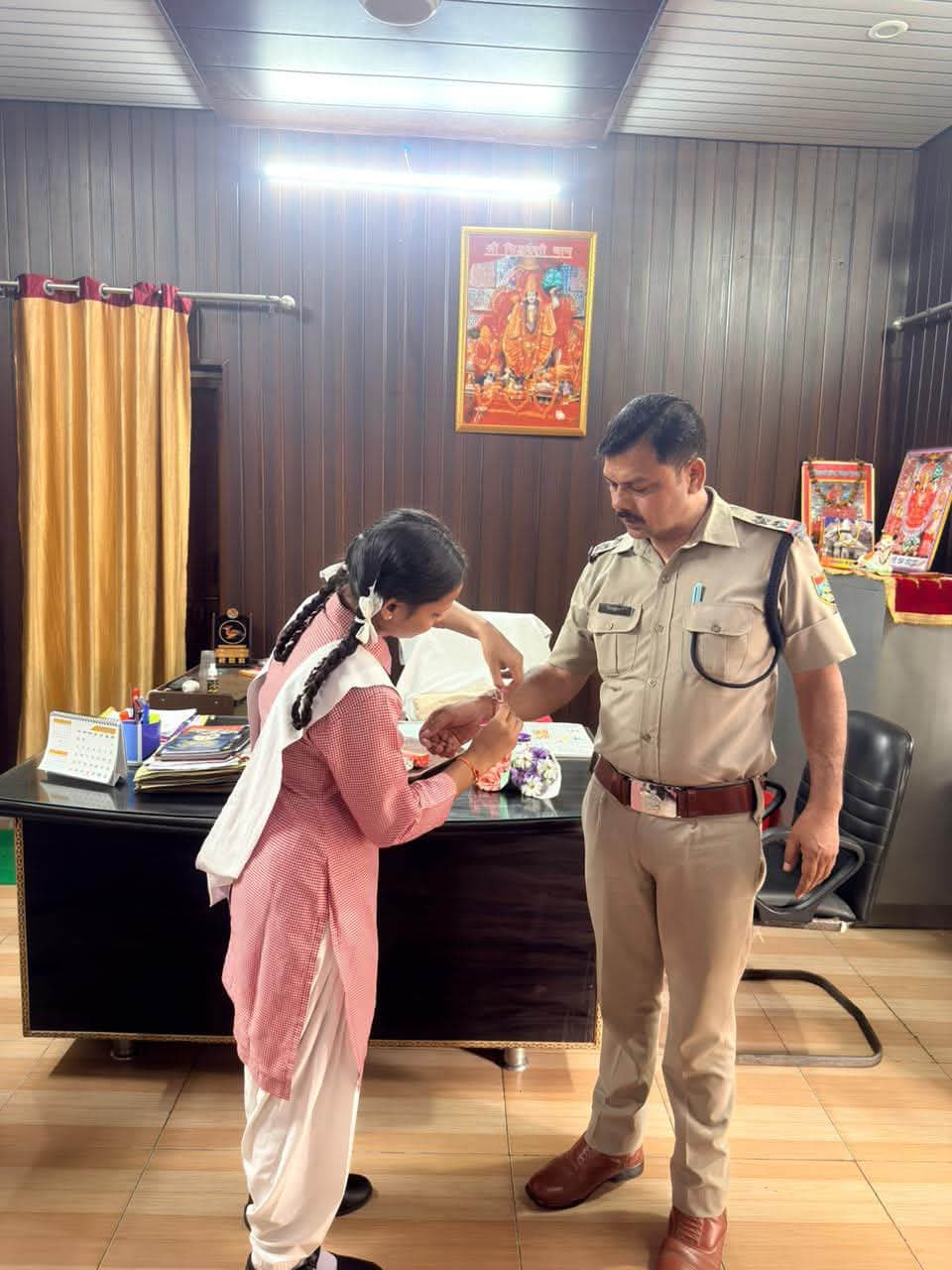 #राखी से मजबूत हुआ पुलिस और बेटियों का विश्वास
रक्षाबंधन के पावन पर्व पर एम.के.पी.एस., बलूनी एवं नवयुग स्कूल, कोटद्वार की छात्राओं ने कोतवाली कोटद्वार पहुंचकर पुलिस जवानों को राखी बांधी और भाई-बहन के स्नेह, विश्वास व सुरक्षा का संदेश दिया। छात्राओं ने अपने हाथों से बनाए ग्रीटिंग कार्ड, पेंटिंग और पुष्पगुच्छ भी भेंट किए।
इस दौरान पुलिस टीम एवं साइबर सेल ने छात्राओं को साइबर अपराध, ऑनलाइन ठगी, महिला सुरक्षा, गुड टच-बैड टच और बाल सुरक्षा को लेकर जागरूक किया। साथ ही सोशल मीडिया के सुरक्षित इस्तेमाल और अनजान लिंक व कॉल से सतर्क रहने की अपील की।
राखी के इस आत्मीय मिलन ने पुलिस और बच्चों के बीच विश्वास के रिश्ते को और मजबूत किया। पुलिस ने भी छात्राओं को भरोसा दिलाया कि उनकी सुरक्षा और सहायता के लिए पुलिस सदैव तत्पर है।
#RakshaBandhan #KotdwarPolice #WomenSafety #CyberSafety #ChildSafety #UttarakhandPolice #रक्षाबंधन