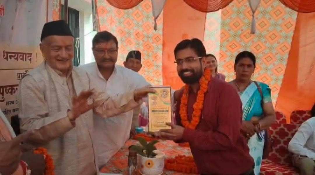 #पत्रकारिता के क्षेत्र में उत्कृष्ट कार्य करने पर पूर्व मुख्यमंत्री एवं पूर्व राज्यपाल भगत सिंह कोश्यारी जी (भगत दा) ने किया मनीष खुग़्शाल (स्वतंत्र पत्रकार) को और सम्मानित।
विकासखंड पोखड़ा में एबीवीपी के पूर्व ब्लॉक अध्यक्ष स्व. कृष्णमोहन जोशी समेत सात तरुण युवाओं की 25वीं पुण्यतिथि पर पूर्व भाजपा जिलाध्यक्ष पुष्कर जोशी जी व धर्मपत्नी पूर्व प्रमुख श्रीमती रामेश्वरी देवी जी व समस्त परिवार द्वारा आयोजित श्रद्धांजलि एवं पौधरोपण में उत्तराखंड के पूर्व मुख्यमंत्री एवं महाराष्ट्र के पूर्व राज्यपाल भगत सिंह कोश्यारी ने मुख्य अतिथि के रूप में प्रतिभाग कर दिवंगत युवाओं को श्रद्धांजलि अर्पित की।
