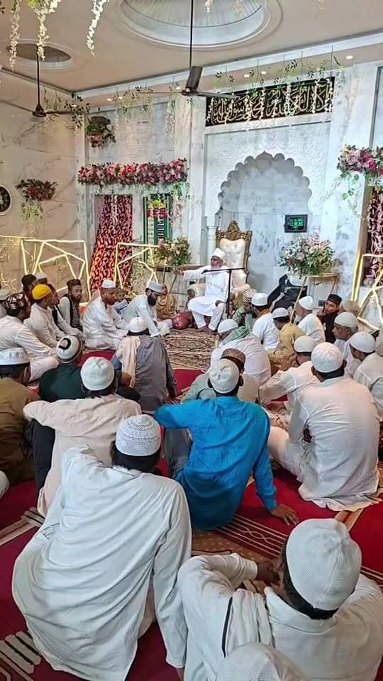 🕌✨ जश्ने ईद मिलादुन्नबी ﷺ पर सजी महफिल, गूंजा दरूदो सलाम ✨🕌
जसवंतनगर। मोहल्ला लुधपुरा स्थित मस्जिद में गुरुवार को जश्ने ईद मिलादुन्नबी ﷺ के मौके पर शानदार जलसे का आयोजन अकीदत और एहतराम के साथ किया गया। बड़ी संख्या में अकीदतमंदों ने शिरकत की।
🌹 जलसे में आले नबी, औलादे अली, शेर-ए-अहलेबैत, फैज-ए-मिल्लत हजरत अल्लामा मौलाना सैयद फन हसन सफी, साहिब-ए-खिलाफत दारुल औलिया सफीपुर, उन्नाव ने विशेष खिताब किया।
उन्होंने पैगंबर-ए-इस्लाम हजरत मोहम्मद मुस्तफा ﷺ की सीरत और उनके बताए रास्ते पर चलने का संदेश दिया। नात-ओ-मनकबत के बीच दरूदो सलाम पेश किया गया।
🤲 कार्यक्रम के अंत में मुल्क में अमन-चैन, खुशहाली और आपसी भाईचारे के लिए दुआ की गई।
#JashneEidMiladunnabi #Jaswantnagar #DPSChannel #Etawah #EidMiladunnabi
