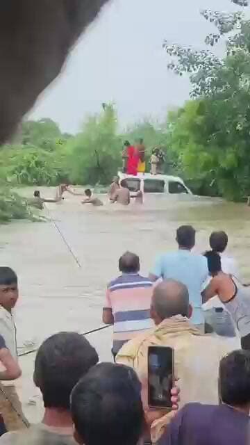 रक्षाबंधन पर बड़ा हादसा! उफनते नाले में बही कार, ग्रामीणों ने बचाई महिलाओं-बच्चों की जान