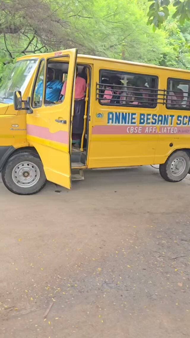 आत्मीयता और भाईचारे का संदेश 🤝🎀
थाना अन्नपूर्णा में एनी बेसेंट स्कूल की छात्राओं ने पुलिस कर्मियों को राखी बाँधकर रक्षाबंधन की शुभकामनाएं दीं। इस आत्मीय पहल ने पुलिस और समाज के बीच विश्वास, स्नेह एवं भाईचारे के रिश्ते को और मजबूत किया। 👮♂️❤️👧
#RakshaBandhan #IndorePolice #AnnapurnaPolice #PolicePublicRelations
@mppolicedeptt @mohdept @indorepolicelive