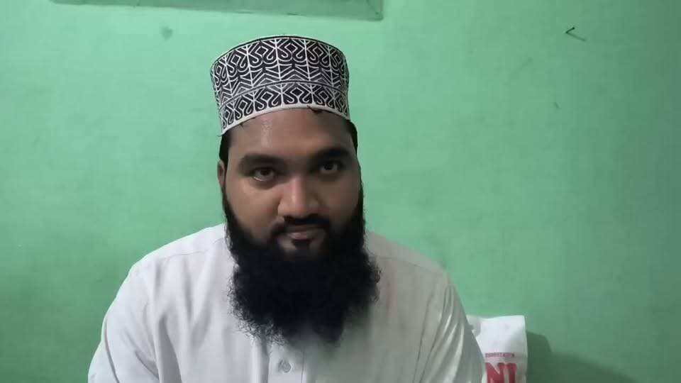 जश्ने ईद मिलादुन्नबी पर हाफिज व कारी मोबिन साहब ने अपने हाथों से बनाया काबा शरीफ और मदीना शरीफ का खूबसूरत मॉडल
बलिया। जश्ने ईद मिलादुन्नबी के मुबारक मौके पर मदरसा रसदिया मिसबाउल उलूम, जामा मस्जिद विशुनीपुर, जिला बलिया के उस्ताद हाफिज व कारी मोबिन साहब ने अपने हाथों से काबा शरीफ और मदीना शरीफ का खूबसूरत मॉडल तैयार कर श्रद्धा और मोहब्बत का इजहार किया। उनके द्वारा बनाए गए इन मॉडलों की लोगों के बीच काफी सराहना हो रही है।
इस्लाम धर्म के आखिरी पैगम्बर हजरत मोहम्मद मुस्तफा ﷺ के जन्मदिन को जश्ने ईद मिलादुन्नबी के रूप में मनाया जाता है। यह दिन पूरी दुनिया के मुसलमानों के लिए मोहब्बत, रहमत, भाईचारे और इंसानियत का पैगाम लेकर आता है।
हाफिज व कारी मोबिन साहब ने कहा कि हजरत मोहम्मद ﷺ अपने आप में एक अलग और बेमिसाल पहचान हैं। उनकी पूरी जिंदगी इंसानियत, अमन, मोहब्बत, सद्भाव, भाईचारे और नेक रास्ते पर चलने की प्रेरणा देती है। हम सभी का कर्तव्य है कि उनके बताए हुए शांति और इंसानियत के रास्ते पर चलें और अपने आचरण से समाज में मोहब्बत व भाईचारे को बढ़ावा दें।
उन्होंने कहा कि जश्ने ईद मिलादुन्नबी केवल खुशी मनाने का अवसर नहीं, बल्कि पैगम्बर-ए-इस्लाम ﷺ की शिक्षाओं को अपने जीवन में उतारने और उनके आदर्शों को आगे बढ़ाने का भी संदेश देता है। गरीबों की मदद करना, जरूरतमंदों का सहारा बनना, पड़ोसियों के साथ अच्छा व्यवहार करना और हर इंसान के साथ मोहब्बत व सम्मान से पेश आना ही इस मुबारक मौके की असली खूबसूरती है।
काबा शरीफ और मदीना शरीफ के मॉडल को अपने हाथों से तैयार करने के पीछे भी हाफिज व कारी मोबिन साहब ने धार्मिक प्रेम और श्रद्धा को प्रमुख उद्देश्य बताया। उनके इस प्रयास को देखने वाले लोगों ने इसे मोहब्बत-ए-रसूल ﷺ और धार्मिक आस्था की खूबसूरत मिसाल बताया तथा उनके हुनर और मेहनत की प्रशंसा की।
जश्ने ईद मिलादुन्नबी के मौके पर लोगों ने एक-दूसरे को मुबारकबाद देते हुए अमन, खुशहाली और भाईचारे की दुआ की।