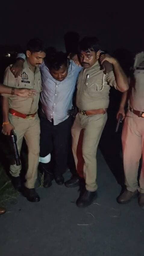 *क्रैक डाउन
*श्रीमान पुलिस अधीक्षक महोदय बलिया श्री ओमवीर सिंह के निर्देशन में अपराध एवं अपराधियों पर प्रभावी नियंत्रण के लिए चलाए जा रहे अभियान के क्रम में थाना भीमपुरा जनपद बलिया पुलिस टीम को मिली सफलता (महिला के गहने साफ करने के बहाने गहने चोरी करने से संबंधित 02 नफर अभियुक्तगण को पुलिस मुठभेड़ में किया गया गिरफ्तार) ।*
उल्लेखनीय है कि दिनांक 27.08.2026 को समय लगभग 23.40 बजे थाना भीमपुरा पुलिस रात्रि गश्त/चेकिंग में मामूर थी कि मुखबीर खास की सूचना पर इब्राहिम पट्टी उद्धरन मार्ग पर प्रेमरजा गांव के पास अभियुक्त अरविन्द सोनी पुत्र स्व0 सिताराम सोनी निवासी वार्ड नं0 12 पंचवीर थाना साहेबपुर कमाल जिला बेगुसराय बिहार उम्र करीब 42 वर्ष के द्वारा अपने को पुलिस टीम से घिरता देख पुलिस पार्टी पर जान से मारने की नीयत से फायर कर दिया गया, पुलिस पार्टी द्वारा आत्मरक्षार्थ जवाबी कार्यवाही में बदमाश *01. अरविन्द सोनी पुत्र स्व0 सिताराम सोनी निवासी वार्ड नं0 12 पंचवीर थाना साहेबपुर कमाल जिला बेगुसराय बिहार उम्र करीब 42 वर्ष* के दाहिने पैर में गोली लगी है जिसे ईलाज हेतु तत्काल पुलिस पार्टी द्वारा सीएचसी नगरा प्राथमिक उपचार हेतु भेजा गया है, जहां उसका उपचार चल रहा है। तथा उसका एक अन्य साथी *पंकज सोनी पुत्र अरविन्द सोनी निवासी वार्ड नं0 पचवीर थाना साहेबपुर कमाल जिला बेगुसराय बिहार उम्र करीब 19 वर्ष* को मौके से गिरफ्तार किया गया पूछताछ के क्रम में ज्ञात हुआ कि अभियुक्तगण द्वारा मिलकर दिनांक-21.08.2026 व 24.08.2026 को गांव-गांव घूमकर महिलाओं के गहने व पुराने पीतल के बर्तन साफ करने के बहाने महिलाओं के आभूषण चोरी करने की घटनाएं कारित की गयी है। अभियुक्तगण के पास से 01 अदद अवैध तमंचा .315 बोर, 01 अदद जिन्दा कारतूस .315 बोर व 01 अदद खोखा कारतूस .315 बोर तथा चोरी के 03 अदद पीली धातु के आभूषण, 15600 रुपये नगद व 01अदद मोटरसाईकिल बरामद हुआ है। घायल अभियुक्त को तत्काल उपचार हेतु सीएचसी नगरा ले जाया गया, जहां पर घायल की स्थिति सामान्य है। अग्रिम विधिक कार्यवाही अमल में लायी जा रही है ।
*सोशल मीडिया सेल*
*बलिया पुलिस ।*