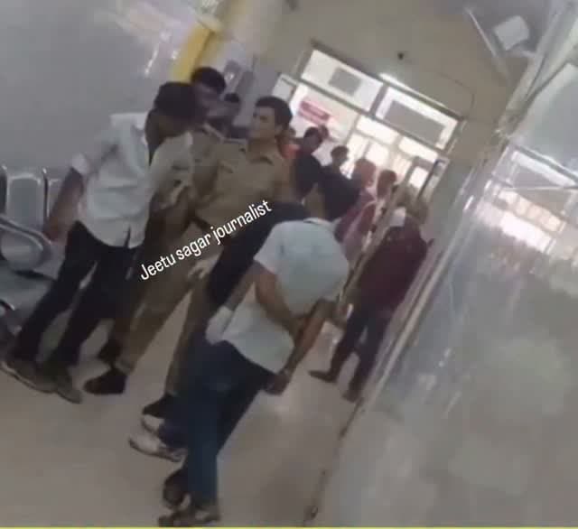 पुलिस वाले दादागिरी देखिए
पुलिसकर्मी ने बीमार युवक को जड़े ताबड़तोड़ थप्पड़ जड़ दिया क्या पुलिस वाले को ऐसा करना चाहिए
ललितपुर में मेडिकल कॉलेज इलाज कराने गए एक युवक के साथ पुलिसकर्मी द्वारा कथित तौर पर मारपीट का वीडियो सामने आया है
इसको इतना हाइलाइट करो की ये सस्पेंड हो जाए