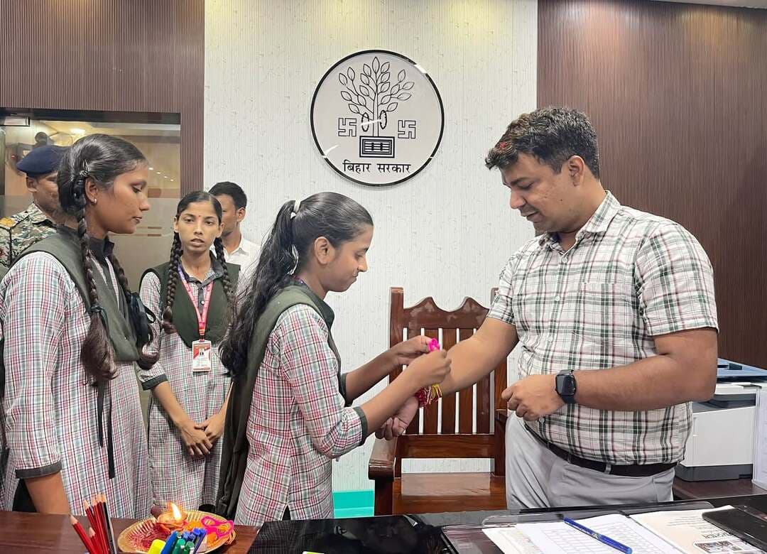 रक्षाबंधन के पावन अवसर पर छात्राओं ने जिला पदाधिकारी, रोहतास को राखी बांधकर पर्व को विशेष बना दिया। छात्राओं ने मिठाई खिलाकर शुभकामनाएं दीं, वहीं जिला पदाधिकारी ने भी छात्राओं को स्नेहपूर्वक मिठाई खिलाई तथा उनके उज्ज्वल, स्वस्थ एवं सुखद भविष्य की कामना की।
💐 जिला पदाधिकारी श्री दीपक कुमार मिश्रा ने रोहतास के सभी प्यारे नागरिकों को रक्षाबंधन की हार्दिक शुभकामनाएं देते हुए जिले में आपसी प्रेम, विश्वास, भाईचारा एवं सौहार्द सदैव बना रहने की कामना की।
#IPRD
#rakshabandhan
#districtadministration
#bihar
Information & Public Relations Department, Government of Bihar