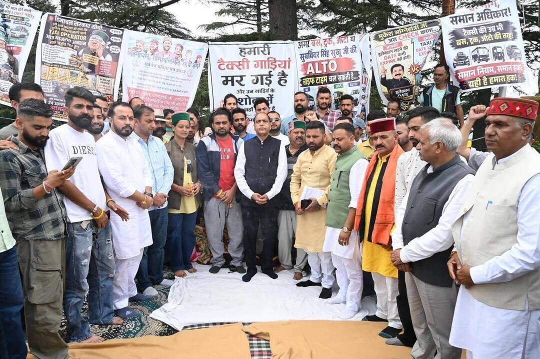 चौड़ा मैदान में टैक्सी ऑपरेटर यूनियन का आमरण
अनशन समाप्त करवाते नेता प्रतिपक्ष जयराम ठाकुर