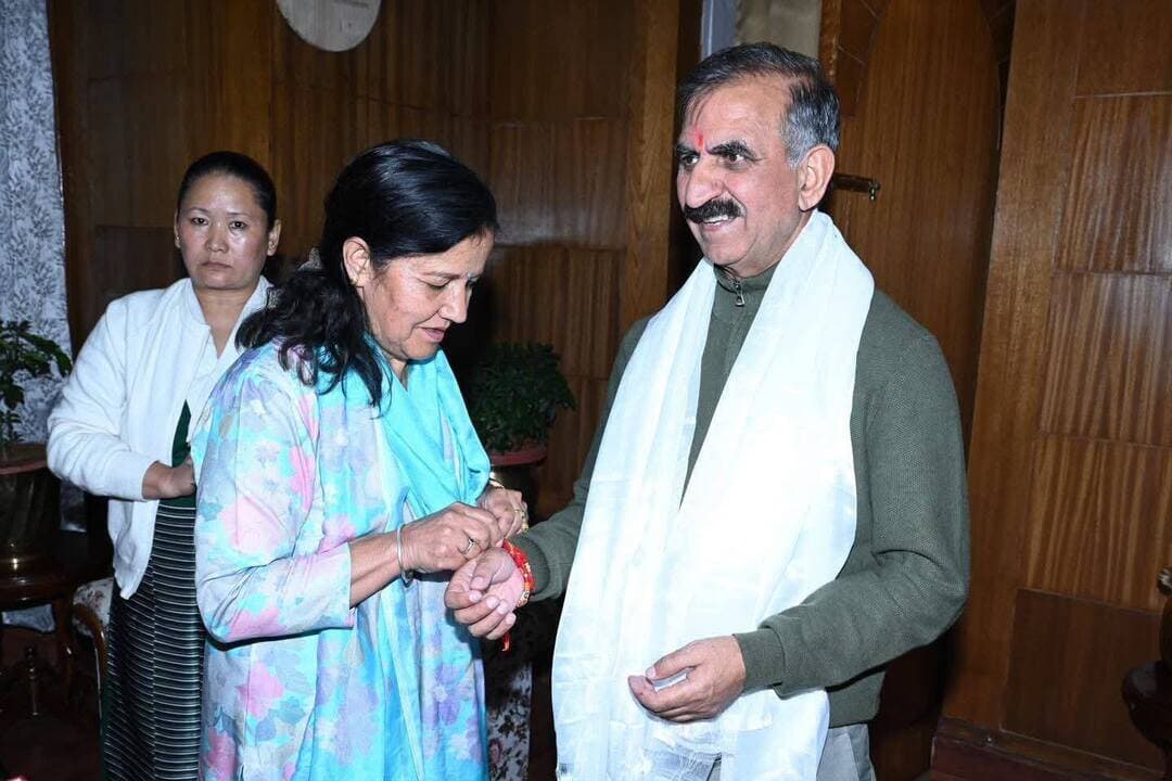 CM सुक्खू को राखी बाँधने ओकओवर पहुंची बहनें