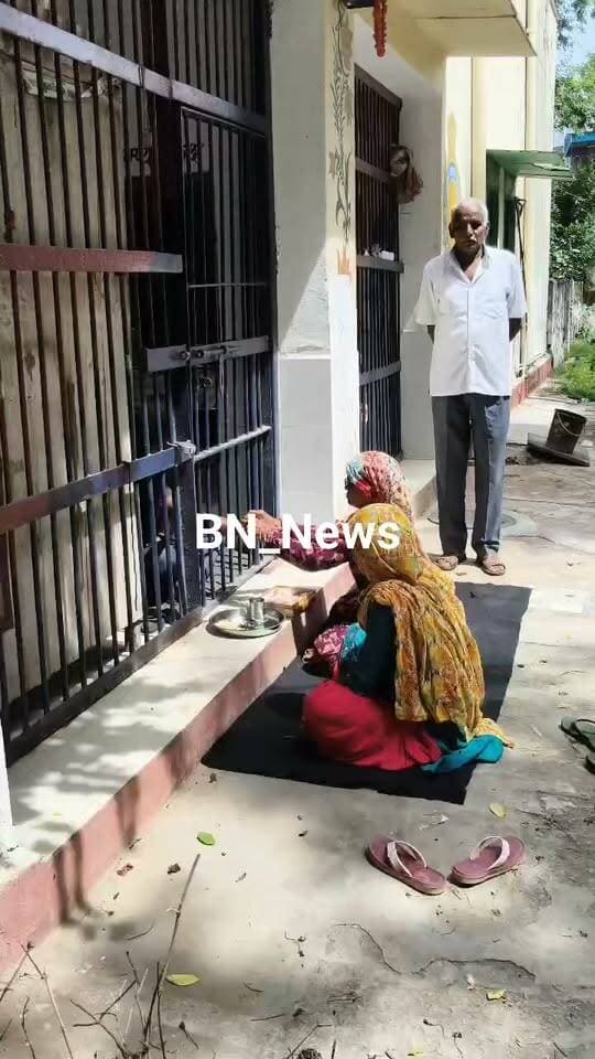 सलाखों के पीछे भी नहीं टूटा भाई-बहन का अटूट रिश्ता! ❤️
रक्षाबंधन के पावन पर्व पर बहरोड़ जेल में भावुक कर देने वाला नजारा देखने को मिला। जेल की सलाखों के पीछे बंद भाइयों की कलाई पर राखी बांधने पहुंचीं बहनें… आंखों में आंसू, दिल में प्यार और रिश्ते में वही अटूट विश्वास।
सलाखें कैद कर सकती हैं शरीर को, लेकिन भाई-बहन के प्यार को नहीं…! ❤️🙏
#RakshaBandhan #Bahror #BN_News #BrotherSisterLove #बहरोड़ #रक्षाबंधन #भावुक_पल