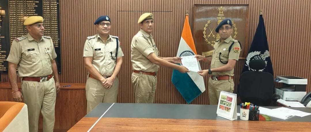 *भरतपुर - MSJ कॉलेज के पास ATM लूट की वारदात को नाकाम करने वाले जांबाज पुलिसकर्मी सम्मानित*
*भरतपुर।* एमएसजे कॉलेज के पास एटीएम लूट की घटना को समय रहते विफल करने में अहम भूमिका निभाने वाले पुलिसकर्मियों को आज सम्मानित किया गया।
पुलिस अधीक्षक राजेश मीणा ने प्रशस्ति पत्र देकर तीनों पुलिसकर्मियों का हौसला बढ़ाया।
बताया गया कि कांस्टेबल उदय सिंह गश्त पर थे, तभी उन्होंने एटीएम में लूट की घटना होते देखी। अपनी सतर्कता और सूझबूझ से उन्होंने तुरंत कार्रवाई करते हुए लूट की वारदात को रोक दिया। इस दौरान उनके साथ सहयोग करने वाले और बाद में फरार तीसरे आरोपी को गिरफ्तार करने में अहम भूमिका निभाने वाले ASI रतीराम और हेड कांस्टेबल अनिल कुमार को भी आज एसपी द्वारा सम्मानित किया गया।
सम्मानित होने के बाद पुलिसकर्मियों ने कहा कि उच्च अधिकारियों द्वारा इस तरह हौसला अफजाई किए जाने से ड्यूटी के प्रति और अधिक तत्परता और जिम्मेदारी बढ़ती है।
Rajasthan Police Bharatpur Police CMO Rajasthan Government of Rajasthan