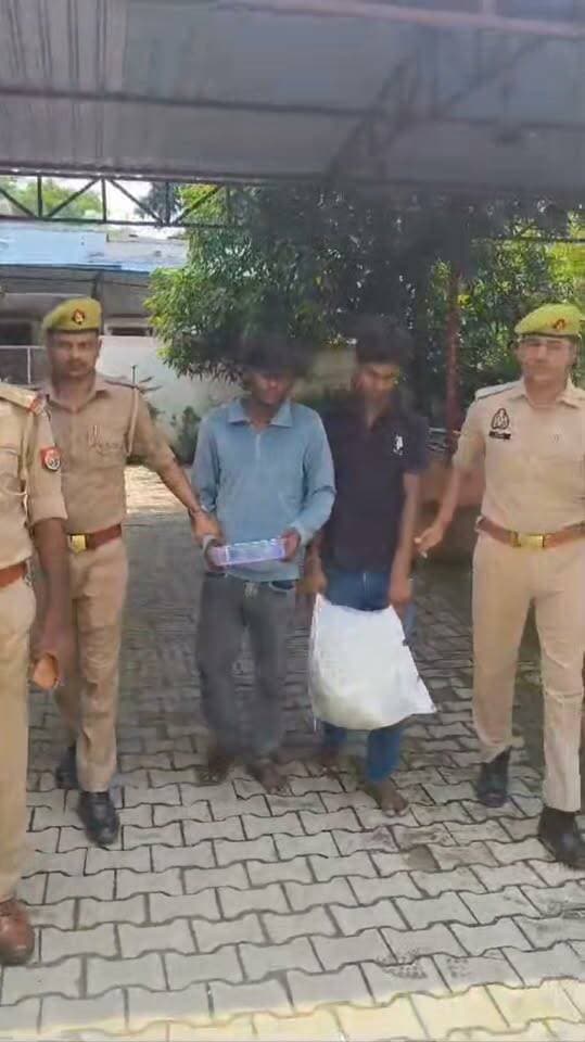 #सरकारी ट्यूबवेल से तार चोरी करने वाले दो आरोपी गिरफ्तार, 18.750 किलो कॉपर तार और 60 हजार रुपये बरामद
गहमर। थाना गहमर पुलिस ने सरकारी ट्यूबवेल से मोटर व कॉपर तार चोरी करने के मामले का खुलासा करते हुए दो आरोपियों को गिरफ्तार किया है। पुलिस ने आरोपियों के कब्जे से 18 किलो 750 ग्राम कॉपर तार और चोरी के तार बेचकर मिले 60 हजार रुपये नकद बरामद किए हैं। वहीं, घटना में शामिल दो अन्य आरोपी अंधेरे का फायदा उठाकर मौके से फरार हो गए।
पुलिस के अनुसार, ग्राम भतौरा निवासी विजय कुमार राजभर ने 26 अगस्त को तहरीर देकर बताया था कि भतौरा स्थित सरकारी ट्यूबवेल संख्या 120ZG से अज्ञात चोर मोटर और अन्य तार काटकर चोरी कर ले गए हैं। तहरीर के आधार पर थाना गहमर में मुकदमा अपराध संख्या 185/2026, धारा 305 बीएनएस के तहत केस दर्ज कर आरोपियों की तलाश शुरू की गई।
पुलिस टीम ने 27 अगस्त को कर्मनाशा पुल के पास संदिग्धों की घेराबंदी कर दो आरोपियों को गिरफ्तार कर लिया। गिरफ्तार आरोपियों की पहचान सतीश कुमार (19) निवासी बनारपुर, थाना चौसा, जिला बक्सर, बिहार और मनीष गुप्ता (21) निवासी बारा बाजार, थाना गहमर, गाजीपुर के रूप में हुई है।
पुलिस ने दोनों के कब्जे से चोरी का 18 किलो 750 ग्राम कॉपर तार तथा तार की बिक्री से प्राप्त 60 हजार रुपये नकद बरामद किए। बरामदगी के आधार पर मुकदमे में धारा 317(2)/317(5) बीएनएस की बढ़ोतरी की गई है।
पुलिस ने आरोपियों के पास से मिली अपाचे मोटरसाइकिल संख्या BR44W4210 को आवश्यक दस्तावेज उपलब्ध नहीं होने के कारण धारा 207 एमवी एक्ट के तहत सीज कर दिया है।
पुलिस के मुताबिक मामले में फरार दो अन्य आरोपियों की गिरफ्तारी के लिए लगातार दबिश दी जा रही है।
गिरफ्तारी करने वाली टीम में उपनिरीक्षक इंदु कुमार तिवारी, कांस्टेबल संजय कुमार मिश्रा, शुभम कुमार, अजय कुमार गुप्ता, प्रशांत पांडेय सहित थाना गहमर की पुलिस टीम शामिल रही।