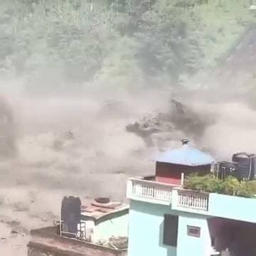 नेपाल में जलप्रलय का खौफनाक मंजर
नेपाल के नुवाकोट जिले के त्रिशूली बाजार में अचानक आई भीषण बाढ़ से अफरा-तफरी मच गई। वायरल वीडियो में तेज बहाव के साथ पानी, कीचड़ और मलबा बाजार की ओर बढ़ता दिखाई दे रहा है। लोग जान बचाने के लिए भागते नजर आए। सड़क और वाहन भी बाढ़ की चपेट में आ गए। बाढ़ के बाद राहत-बचाव अभियान जारी है।