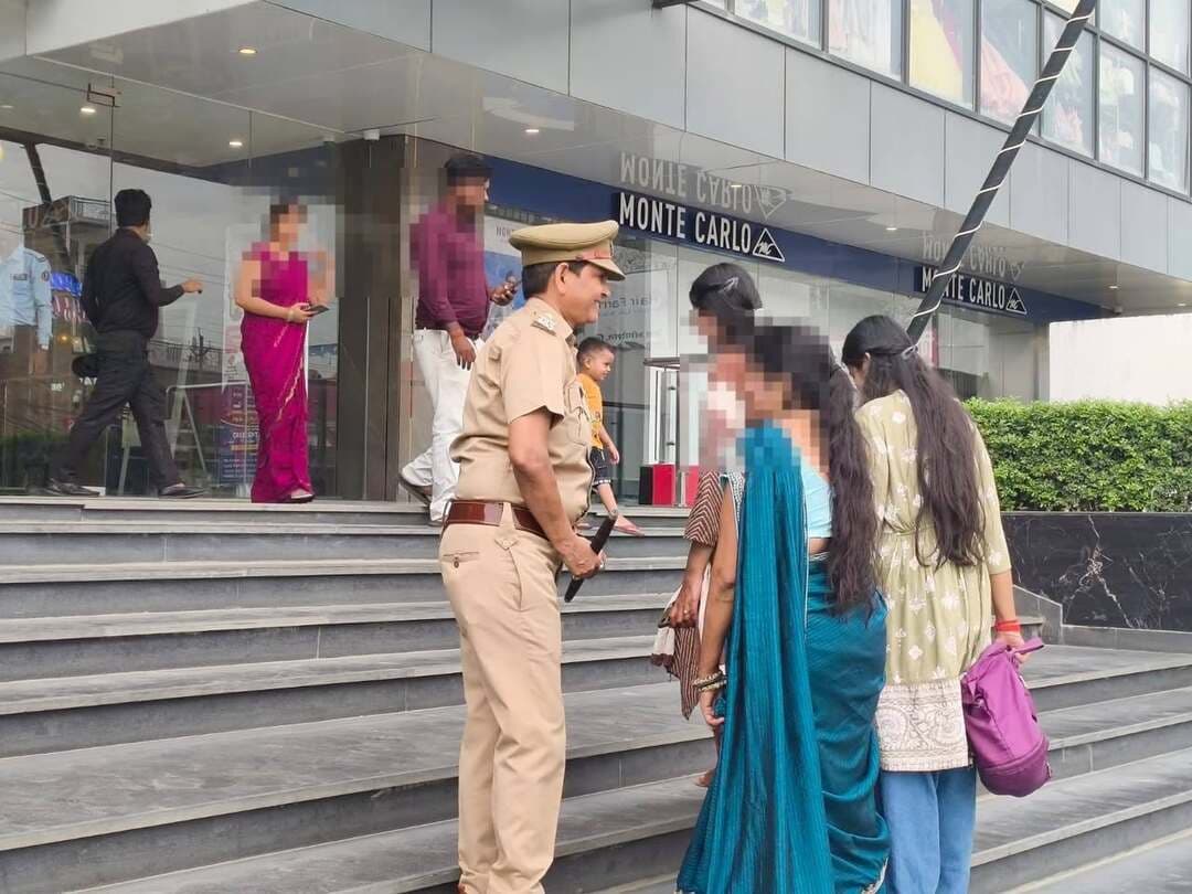 जनपद बस्ती ,उत्तर प्रदेश 28 अगस्त 2026
आज पुलिस अधीक्षक बस्ती * डा० यशवीर सिंह* के आदेश के क्रम में अपर पुलिस अधीक्षक के पर्यवेक्षण में व क्षेत्राधिकारी सदर के कुशल निर्देशन में *प्रभारी निरीक्षक महिला थाना डॉ. शालिनी सिंह* द्वारा रक्षाबंधन पर्व के दृष्टिगत कानून व्यवस्था को सुदृढ़ तथा प्रभावी बनाए रखने हेतु रोडवेज चौराहा, गांधीनगर, मालवीय तिराहा, क्रिसेंट मॉल एवं मुख्य बाजारों में सघन चेकिंग अभियान चलाया गया।
डॉ. शालिनी सिंह ने बाजार में खरीदारी कर रही महिलाओं और बच्चियों से बातचीत कर उन्हें सुरक्षा का एहसास कराया और महिला हेल्पलाइन नंबरों के बारे में जानकारी दी।
रक्षाबंधन जैसे बड़े पर्व पर जब बाजारों में महिलाओं की भारी भीड़ होती है, ऐसे में डॉ. शालिनी सिंह खुद सड़क पर उतरकर महिला सुरक्षा की कमान संभाल रही हैं। फोटो में साफ देखा जा सकता है कि क्रिसेंट मॉल के अंदर वह खुद महिला पुलिसकर्मियों के साथ मौजूद महिलाओं और बच्चियों से संवाद कर रही हैं और उन्हें सुरक्षा का भरोसा दिला रही हैं।
डॉ. शालिनी सिंह का व्यवहार बेहद सरल और मिलनसार है, जिसके कारण बाजार की महिलाएं बेझिझक उनसे अपनी बात कह पा रही हैं। उनका यह मानवीय चेहरा ही बस्ती पुलिस को आम जनता के और करीब ला रहा है। महिला सुरक्षा को लेकर उनका यह अभियान पूरे जनपद में चलाया जा रहा है
संवाददाता हरी ओम प्रकाश
राष्ट्रीय हिंदी दैनिक कौटिल्य का भारत