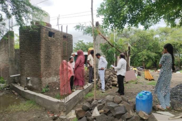 जनसुनवाई में प्राप्त शिकायत का किया गया त्वरित निराकरण
राजस्व विभाग एवं ग्राम पंचायत की संयुक्त कार्रवाई से रास्ते का अवरोध हटाया गया
नीमच, 28 अगस्त 2026। कलेक्टर श्री हिमांशु चंद्रा की जनसुनवाई में प्राप्त शिकायतों का त्वरित एवं संतुष्टिपूर्वक निराकरण सुनिश्चित किया जा रहा है। इसी क्रम में ग्राम सेमली जागीर निवासी श्री शिवराम पिता उदेराम मेघवाल द्वारा 21 जुलाई 2026 को जनसुनवाई में प्रस्तुत रास्ते से संबंधित शिकायत का निराकरण कर दिया गया है।
शिकायतकर्ता ने ग्राम सेमली जागीर के आबादी क्षेत्र में ब्लॉक क्रमांक 135(बी), भू-खण्ड क्रमांक 31(पी), क्षेत्रफल 213 वर्गमीटर स्थित भूमि के सामने रास्ते पर अवरोध होने की शिकायत जनसुनवाई में प्रस्तुत की थी।
प्रकरण को गंभीरता से लेते हुए कलेक्टर कार्यालय द्वारा 27 जुलाई 2026 को पत्र क्रमांक 926 के माध्यम से पटवारी, मौजा सेमली जागीर को मौके की जांच कर प्रतिवेदन प्रस्तुत करने के निर्देश दिए गए। पटवारी द्वारा मौके का निरीक्षण कर छायाचित्र सहित प्रतिवेदन प्रस्तुत किया गया।
प्रतिवेदन के आधार पर राजस्व विभाग द्वारा संबंधित पक्षों को समझाइश दी गई। इसके पश्चात ग्राम पंचायत पावटी के सहयोग से आवश्यक संसाधन उपलब्ध कराकर मौके पर कार्रवाई की गई तथा आवेदक के भवन के सामने रास्ते में किए गए अवरोध को हटाया गया। इससे आवेदक के लिए रास्ता निर्बाध रूप से प्रारंभ हो गया।
इस प्रकार जनसुनवाई में प्राप्त शिकायत पर राजस्व विभाग एवं ग्राम पंचायत की संयुक्त कार्रवाई से प्रकरण का त्वरित एवं संतुष्टिपूर्वक निराकरण सुनिश्चित किया गया।
शिकायतकर्ता श्री शिवराम ने समस्या के त्वरित निराकरण के लिए जिला प्रशासन के प्रति आभार व्यक्त किया।
CM Madhya Pradesh
Jansampark Madhya Pradesh
Department Of Revenue, Madhya Pradesh
Panchayat, Rural Development and Social Welfare Department of Madhya Pradesh
#GoodGovernance
#Neemuch
#नीमच
