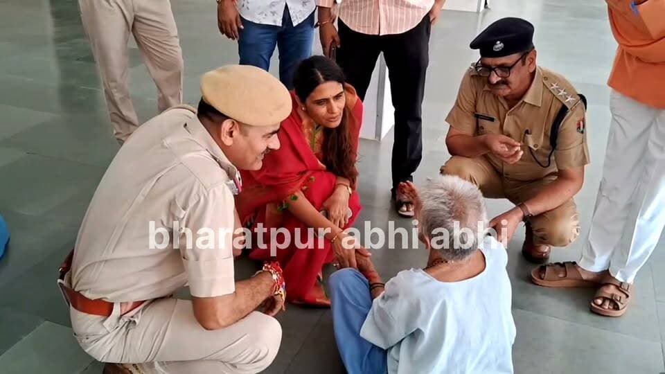 #आईजी_पहुंची_अपना_घर..
भरतपुर। रक्षाबंधन के पावन पर्व पर भरतपुर रेंज की पुलिस महानिरीक्षक डॉ. प्रीति चंद्रा ने 'अपना घर आश्रम' पहुंचकर निवासरत प्रभुजनों के साथ खुशियां बांटीं। उन्होंने प्रभुजनों को राखियां बांधी, मिठाई खिलाई और उनसे आत्मीय संवाद कर उनका हाल जाना। इस दौरान उन्होंने आश्रम की सेवाओं और व्यवस्थाओं की सराहना करते हुए इसे मानवता का श्रेष्ठ केंद्र बताया। डॉ. प्रीति चंद्रा ने पुलिस प्रशासन की ओर से हर संभव सहयोग का आश्वासन दिया और आश्रम को पुलिस के 'मिसिंग सेल' तथा सरकारी पोर्टल से जोड़ने पर चर्चा की, ताकि बेसहारा व मानसिक रूप से अस्वस्थ प्रभुजनों की पहचान कर उन्हें सकुशल उनके परिजनों तक पहुंचाया जा सके।