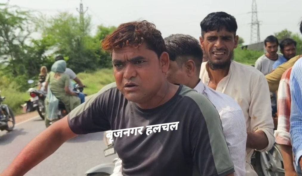 #ब्रेकिंग_न्यूज_____
बृजनगर(डीग)
रिपोर्टर __लवेश मित्तल 9057332828
__दो बाइकों में आमने सामने हुई भीषण भिड़ंत
__दोनों बाइकों पर सावर चार जाने हुए गंभीर घायल
__दो महिला और दो पुरुषों को 108 से पहुंचाया उपजिला सरकारी अस्पताल
__प्राथमिक उपचार बाद चारों गंभीर घायलों को जिला अस्पताल किया रैफर
__सड़क दुर्घटना में घायल जिला अस्पताल रैफर बृज नगर कस्बा निवासी डूंगरसिंह पुत्र नहनाराम 35 जाति कोली
पूनम पत्नी डूंगरसिंह 32
कोली
कुंवरपाल पुत्र मुंशी 40,बबीता पत्नी कुंवरपाल भरीतर(कठूमर) के है निवासी
__सूचना मिलते ही पुलिस मौके पर पहुंची,घटना की जानकारी ली
__नगर खेड़ली रोड गांव विडगवा पास की है घटना