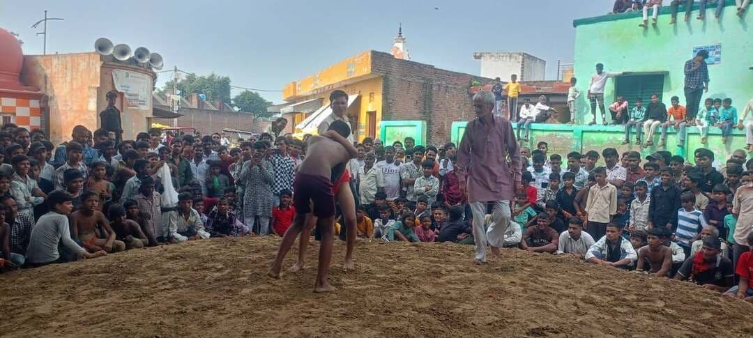 रक्षाबंधन पर बद्रेश्वर अखाड़े में गूंजी पहलवानों की हुंकार, तूफान पहलवान ने जीती ₹20 हजार की आखिरी कुश्ती
सोरोंजी। तीर्थ नगरी सोरों शूकर क्षेत्र स्थित बद्रेश्वर अखाड़े पर रक्षाबंधन पर्व के अवसर पर पहलवान पंडित उपेंद्र तिवारी की स्मृति में भव्य दंगल प्रतियोगिता का आयोजन किया गया। दंगल में विभिन्न जनपदों के साथ-साथ कई राज्यों से आए पहलवानों ने अपने दमदार दांव-पेच दिखाकर दर्शकों की खूब तालियां बटोरीं।
दंगल का शुभारंभ मुख्य अतिथि देवेन्द्र सिंह राजपूत एवं चेयर मैन रामेश्वर दयाल महेरे ने पहलवानों के हाथ मिलवाकर कुश्ती प्रारंभ कराकर किया। इस दौरान आयोजक मंडल की ओर से मुख्य अतिथि सहित अन्य अतिथियों को प्रतीक चिन्ह भेंटकर सम्मानित किया गया।
दंगल में अलग-अलग भार वर्गों में पहलवानों के बीच रोमांचक मुकाबले हुए। अखाड़े में पहलवानों ने जोरदार दांव-पेच और शानदार कुश्ती का प्रदर्शन किया। दर्शकों ने तालियों और उत्साहवर्धन के साथ पहलवानों का हौसला बढ़ाया।
दंगल की आखिरी और मुख्य कुश्ती कासगंज के ग्राम सिरावली निवासी तूफान पहलवान ने अपने नाम की। विजेता तूफान पहलवान को नकद ₹20,000 की पुरस्कार राशि एवं शील्ड देकर सम्मानित किया गया।
दंगल कमेटी के अध्यक्ष एवं पूर्व सभासद हरिकांत तिवारी तथा दंगल संयोजक सभासद रमाकांत तिवारी ने आयोजन को सफल बनाने में सहयोग करने वाले सभी लोगों का आभार व्यक्त किया।
इस अवसर पर दंगल कमेटी के सदस्य दीपक वर्षणीय, मुनीश बघेल, सुनील माहेश्वरी, अभिषेक शर्मा, सोनू महाकाल, मुन्नालाल पहलवान, विशाल चौहान सहित बड़ी संख्या में कुश्ती प्रेमी एवं दर्शक मौजूद रहे।