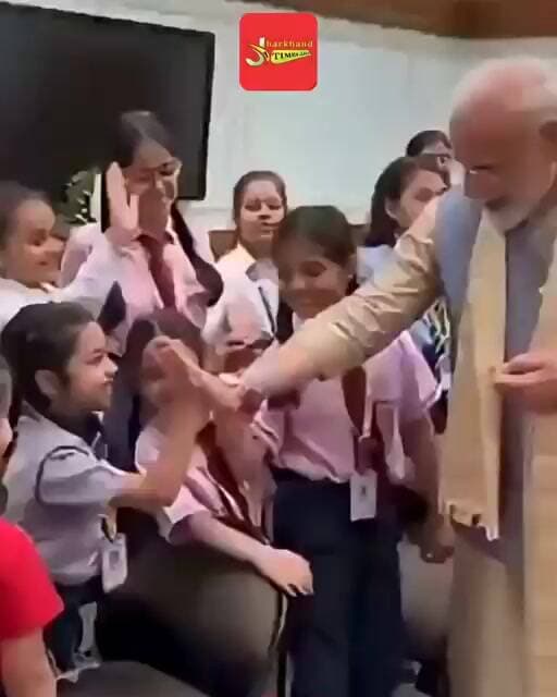 PM नरेंद्र मोदी ने 7, लोक कल्याण मार्ग पर स्कूली बच्चों के साथ रक्षाबंधन मनाया।