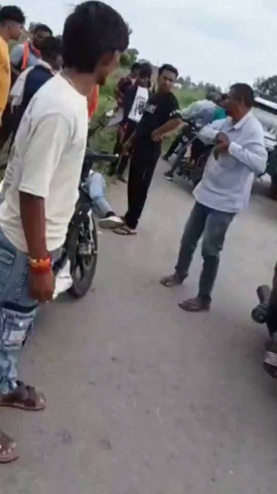 कौंधियारा: भिस्कुरी गांव के पास सामने सड़क हादसे में युवक गंभीर घायल, पैर में फ्रैक्चर।।
#prayagrajnews