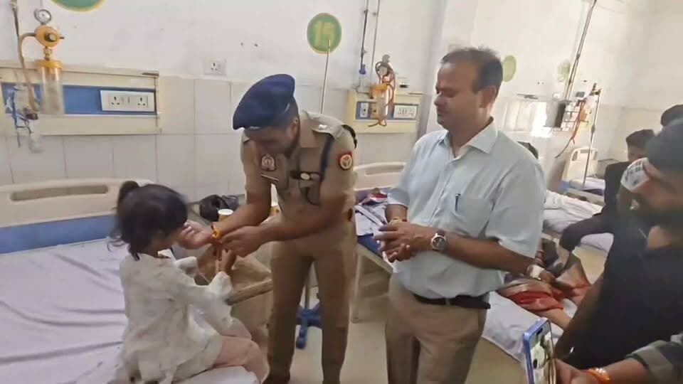 हादसे में घायल बहनों ने डीएम-एसएसपी को बांधी राखी, अधिकारियों ने निभाया भाई का फर्ज, पूर्वांचल एक्सप्रेसवे बस हादसे के घायलों से 2 बार अस्पताल पहुंचकर मिले डीएम-एसएसपी, 13 मरीज स्वस्थ होकर सुरक्षित घर भेजे गए
https://abckhabar.in/?p=7839