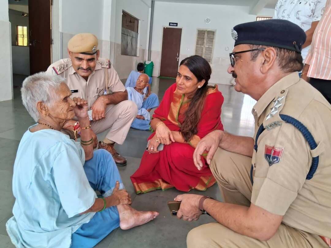 #आईजी_साहिबा_पहुंची_अपना_घर..
भरतपुर। रक्षाबंधन के पावन पर्व पर भरतपुर रेंज की पुलिस महानिरीक्षक डॉ. प्रीति चंद्रा ने 'अपना घर आश्रम' पहुंचकर निवासरत प्रभुजनों के साथ खुशियां बांटीं। उन्होंने प्रभुजनों को राखियां बांधी, मिठाई खिलाई और उनसे आत्मीय संवाद कर उनका हाल जाना। इस दौरान उन्होंने आश्रम की सेवाओं और व्यवस्थाओं की सराहना करते हुए इसे मानवता का श्रेष्ठ केंद्र बताया। डॉ. प्रीति चंद्रा ने पुलिस प्रशासन की ओर से हर संभव सहयोग का आश्वासन दिया और आश्रम को पुलिस के 'मिसिंग सेल' तथा सरकारी पोर्टल से जोड़ने पर चर्चा की, ताकि बेसहारा व मानसिक रूप से अस्वस्थ प्रभुजनों की पहचान कर उन्हें सकुशल उनके परिजनों तक पहुंचाया जा सके।*