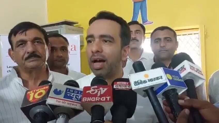 पत्रकार: चीनी के दाम बहुत बढ़ रहें है?
जंयत चौधरी: आप महिने में कितनी चीनी खाते हो?
पत्रकार: यही कोई एक से दो किलो।
जंयत: एक परिवार 1- 2 किलो चीनी नहीं खाता होगा?
'किसानों के मसीहा' स्व. चौधरी चरण सिंह के पोते केंद्रीय मंत्री जयंत चौधरी का ये ज्ञान आया है महंगाई के सवाल पर! 2024 लोकसभा चुनावों से पहले तक कांग्रेस का समर्थन करने वाले ये नेताजी, खुद की पार्टी को किसानों के हक के लिए लड़ने वाली पार्टी भी कहते है।