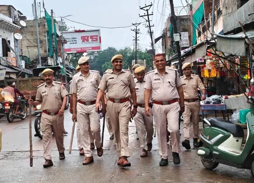 #भरतपुर। निकाय चुनाव के मद्देनजर प्रशासन की ओर से सुरक्षा व्यवस्था सुदृढ़ करने की प्रक्रिया तेज़ कर दी गई है। इसी क्रम में बयाना कस्बे में अतिरिक्त पुलिस अधीक्षक रामगोपाल बसवाल, क्षेत्राधिकारी देवेंद्र जाखड़ और थानाधिकारी रामगिलास गुर्जर की अगुवाई में पुलिस बल ने मुख्य मार्गों व संवेदनशील इलाकों में पैदल मार्च निकाला। इस दौरान पुलिस अधिकारियों ने स्थानीय निवासियों को निष्पक्ष, सुरक्षित और शांतिपूर्ण वातावरण में मतदान करने का भरोसा दिया, साथ ही चुनाव आचार संहिता का कड़ाई से पालन करने का निर्देश दिया। अधिकारियों ने नागरिकों से किसी भी तरह की अफवाह पर ध्यान न देने तथा संदिग्ध सूचना मिलने पर तुरंत पुलिस को सूचित करने की अपील की। इसके साथ ही चेतावनी दी गई कि चुनाव प्रक्रिया में बाधा डालने या मतदाताओं को प्रभावित करने की कोशिश करने वाले असमाजिक तत्वों के खिलाफ कठोर कानूनी कार्रवाई अमल में लाई जाएगी।