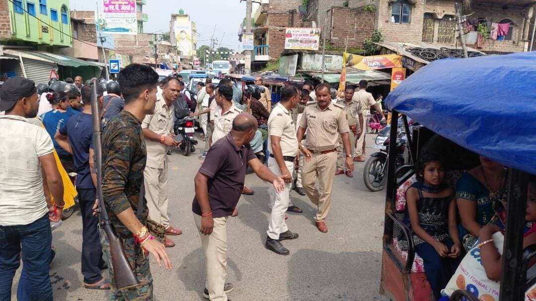 रक्षाबंधन के दिन शुक्रवार को मुंगेर-जमालपुर मुख्य मार्ग के सफियासराय चौक पर पुलिस की गाड़ी के बेतरतीब खड़े होने से करीब दो घंटे तक भीषण जाम लगा रहा। चौक के दोनों ओर करीब डेढ़ किलोमीटर तक वाहनों की कतार लग गई। ऑटो, टोटो, कार, बाइक समेत बड़े वाहन जाम में फंसे रहे।
#मुंगेर #जमालपुर