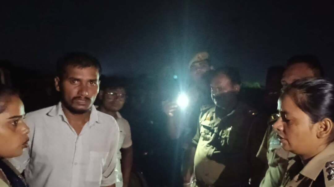 पिकनिक मनाने आए पांच दोस्तों में मची चीख-पुकार, नहर में नहाते समय एक युवक डूबा
चार युवक सकुशल बाहर निकले, देवराज करीब 50 मीटर तैरने के बाद हुआ लापता; पुलिस और रेस्क्यू टीम तलाश में जुटी
कासगंज। सदर कोतवाली क्षेत्र स्थित हजारा नहर पिकनिक पॉइंट पर शुक्रवार देर शाम उस समय हड़कंप मच गया, जब नहर में नहाने गए पांच युवकों में से एक युवक अचानक डूब गया। चार युवक नहाने के बाद सकुशल बाहर निकल आए, जबकि देवराज नहर के तेज बहाव में लापता हो गया। सूचना मिलते ही पुलिस मौके पर पहुंची और युवक की तलाश में रेस्क्यू ऑपरेशन शुरू कराया।
जानकारी के अनुसार, जनपद एटा के ग्राम त्रिलोकपुर, थाना मारहरा निवासी पांच युवक 28 अगस्त 2026 को घूमने और पिकनिक मनाने के लिए हजारा नहर पिकनिक पॉइंट पर आए थे। इनमें देवराज (21), अंशुल प्रताप (17), सुमित कुमार (18), अनुज कुमार (16) और रंजीत कुमार (19) शामिल थे।
बताया गया कि शाम करीब 6:45 बजे पांचों युवक नहर में नहाने के लिए गए। इसी दौरान नहाते समय देवराज का संतुलन बिगड़ गया और वह नहर में डूबने लगा। उसके साथियों के अनुसार, देवराज कुछ दूरी तक करीब 50 मीटर तैरता हुआ दिखाई दिया, लेकिन इसके बाद अचानक पानी में लापता हो गया।
साथियों ने उसे बचाने का प्रयास किया, लेकिन सफलता नहीं मिली। चारों युवक नहर से बाहर निकल आए और घटना की सूचना पुलिस को दी गई। सूचना मिलते ही सदर कोतवाली प्रभारी जगदीश चंद्र और सीओ सिटी आंचल चौहान पुलिस बल के साथ मौके पर पहुंचे और घटना की जानकारी जुटाई।
रेस्क्यू ऑपरेशन जारी, फ्लड कंपनी को दी सूचना
पुलिस द्वारा नहर में देवराज की तलाश लगातार कराई जा रही है। घटना की गंभीरता को देखते हुए फ्लड कंपनी को भी सूचना दी गई है, जिसके द्वारा मौके पर पहुंचकर तलाश एवं बचाव अभियान चलाया जाएगा। नहर में युवकों के नहाने के लिए कूदने की वीडियो क्लिप भी उपलब्ध बताई गई है।
परिजनों की आंखें नम, मौके पर जुटी भीड़
देवराज के डूबने की सूचना मिलने पर उसके परिजन भी मौके पर पहुंच गए। पिता वीरपाल सिंह, बड़े भाई कैलाश चंद्र और छोटी बहन पिंकी कुमारी मौके पर मौजूद रहे और अपने लापता बेटे की तलाश का इंतजार करते रहे। हादसे के बाद मौके पर बड़ी संख्या में लोग भी जुट गए।
पुलिस के अनुसार मौके पर शांति एवं कानून-व्यवस्था की स्थिति सामान्य है। पुलिस बल द्वारा सतर्कता बरती जा रही है तथा आवश्यक विधिक कार्रवाई प्रचलित है।