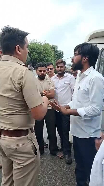 #सत्येंद्र_कुमार को #पुलिस नें #किया_गिरफ्तार।
#मुख्यमंत्री धामी से #मिलने जा रहे थे #रुद्रपुर।
#विधायक शिव #अरोड़ा के #खिलाफ सीएम से #मिलने जा रहे थे #भीम_आर्मी के लोग।
पुलिस पूर्व जिला अध्यक्ष सत्येंद्र कुमार को कोतवाली लें गई।