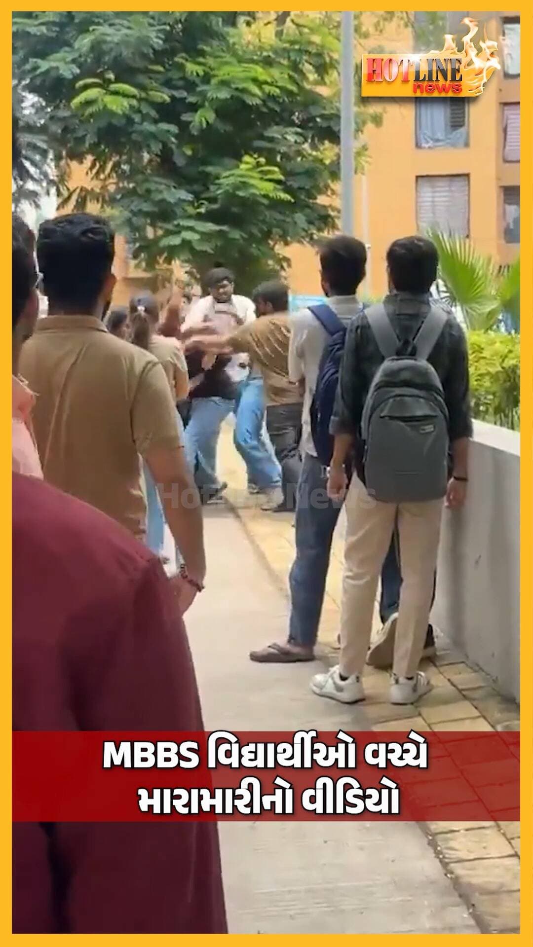 સુરત SMIMER હોસ્ટેલ બહાર MBBS વિદ્યાર્થીઓની મારામારી! વિદ્યાર્થીનીને હેરાન કરવાના આક્ષેપ બાદ વીડિયો વાયરલ
સુરતના **SMIMER હોસ્ટેલ બહાર MBBS વિદ્યાર્થીઓ વચ્ચે મારામારીનો વીડિયો સોશિયલ મીડિયા પર વાયરલ** થયો છે.
દાવા મુજબ, આશરે **15 દિવસ જૂના વીડિયોમાં એક વિદ્યાર્થીનીને હેરાન કરવાના આક્ષેપ બાદ તેના બેચમેટ્સે એક યુવક સાથે મારામારી કરી હતી.** હોસ્ટેલ બહાર ઉગ્ર બોલાચાલી અને ઝપાઝપીના દૃશ્યો વીડિયોમાં જોવા મળી રહ્યા છે.
વીડિયો સામે આવ્યા બાદ મામલો ચર્ચામાં આવ્યો છે. **કોલેજ પ્રશાસન અને પોલીસ દ્વારા સમગ્ર ઘટનાની તપાસ હાથ ધરવામાં આવી હોવાનું જણાવાયું છે.**
**નોંધ:** વિદ્યાર્થીનીને હેરાન કરવાના આક્ષેપ સહિતની વિગતો પ્રાથમિક દાવાઓ પર આધારિત છે; તપાસ બાદ હકીકત વધુ સ્પષ્ટ થશે.
#surat #smimer #smimerhospital #suratnews #suratbreaking #mbbsstudents #studentfight #hostelfight #viralvideo #studentnews #suratpolice #gujaratnews #gujaratinews #hotlinenews
