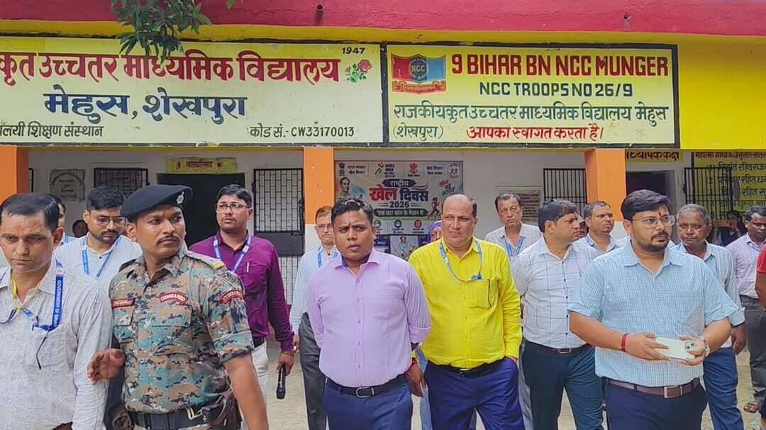 राष्ट्रीय खेल दिवस पर मेजर ध्यानचंद को दी गई श्रद्धांजलि; डीएम शेखर आनंद ने किया खेल प्रतियोगिता का शुभारंभ।
राष्ट्रीय खेल दिवस एवं महान हॉकी जादूगर मेजर ध्यानचंद के जन्म दिवस (29 अगस्त 2026) के अवसर पर शेखपुरा जिले के राजकीयकृत उच्चतर माध्यमिक विद्यालय, मेहुस में भव्य खेल प्रतियोगिता का आयोजन किया गया। कार्यक्रम में मुख्य अतिथि के रूप में जिला पदाधिकारी श्री शेखर आनंद ने मेजर ध्यानचंद की प्रतिमा/तस्वीर पर माल्यार्पण कर उन्हें शत-शत नमन किया और प्रतियोगिता काआधिकारिक शुभारंभ किया। इस अवसर पर विद्यालय के शिक्षक द्वारा जिला पदाधिकारी महोदय को 'जल-जीवन-हरियाली' अभियान के प्रतीक स्वरूप पौधा एवं शॉल भेंट कर सम्मानित किया गया। समारोह की शुरुआत छात्राओं द्वारा प्रस्तुत मनमोहक स्वागत गान से हुई। इसके बाद जिला पदाधिकारी महोदय श्री शेखर आनंद ने मैदान में जाकर सिक्का उछालकर (टॉस) कबड्डी मैच का खेल शुरू करवाया। खिलाड़ियों और छात्र-छात्राओं को संबोधित करते हुए जिला पदाधिकारी महोदय श्री शेखर आनंद ने कहा कि खेलकूद मानव जीवन का अभिन्न अंग है, जिससे न केवल शारीरिक विकास होता है बल्कि मानसिक मजबूती भी मिलती है। जिले के लगभग सभी विद्यालयों में खेल के मैदान का निर्माण करा लिया गया है। बेसिक इंफ्रास्ट्रक्चर मजबूत होने से शेखपुरा ने खेल के क्षेत्र में अपनी एक अलग पहचान बनाई है। उन्होंने मेहुस विद्यालय को मॉडल स्कूल बताते हुए कहा कि प्रशासनिक स्तर पर अधिकारियों ने एक-एक स्कूल को गोद लिया है ताकि वहां की शिक्षा और खेल व्यवस्था को बेहतर बनाया जा सके।
उन्होंने बच्चों से प्रतिदिन सुबह फिजिकल एक्टिविटी (शारीरिक व्यायाम) करने और पढ़ाई व खेल दोनों क्षेत्रों में उत्कृष्ट प्रदर्शन करने का आह्वान किया। जिला पदाधिकारी महोदय ने बच्चों को अनुशासित रहकर, टीम भावना से खेलने, अपने माता-पिता का नाम रोशन करने तथा समाज को आगे बढ़ाने की सीख दी।
खेल प्रतियोगिताओं के परिणाम
कार्यक्रम के दौरान आयोजित एथलेटिक्स प्रतियोगिताओं में खिलाड़ियों ने जमकर अपना दम-खम दिखाया। विभिन्न स्पर्धाओं के विजेता इस प्रकार रहे।
100 मीटर दौड़ (बालिका वर्ग)
प्रथम (1st) सिमरन कुमारी मध्य विद्यालय, रामनुबिघा
द्वितीय (2nd) सोनाक्षी कुमारी प्लस 2 उच्च विद्यालय, मेहुस
तृतीय (3rd) सृष्टि कुमारी मध्य विद्यालय, रामनुबिघा
100 मीटर दौड़ (बालक वर्ग)
प्रथम (1st) विक्की कुमार प्लस 2 उच्च विद्यालय, मेहुस,
द्वितीय (2nd)अमरजीत कुमार उच्च विद्यालय, मेहुस, तृतीय (3rd)शिवम कुमार, उच्च विद्यालय मेहुस,
200 मीटर दौड़ (बालिका वर्ग)
प्रथम (1st) इशिका कुमारी, उच्च विद्यालय, मेहुस
द्वितीय (2nd) आरती कुमारी, मध्य विद्यालय रामनुबिघा,
तृतीय (3rd) तस्लीमा खातून उच्च विद्यालय मेहुस रहा।
उसी तरह 200 मीटर दौड़ (बालक वर्ग) प्रथम (1st)अमरजीत कुमार उच्च विद्यालय, मेहुस
द्वितीय (2nd)अमन कुमार उच्च विद्यालय, मेहुस
तृतीय (3rd)अखिलेश कुमार मध्य विद्यालय, रामनुबिघा रहा। खिलाड़ियों को प्रशस्ति पत्र, मेडल देकर जिला पदाधिकारी महोदय द्वारा सम्मानित भी किया गया।
इस समारोह के दौरान वरीय उपसमाहर्ता सह जिला गोपनीय प्रभारी पदाधिकारी, जिला शिक्षा पदाधिकारी, विद्यालय के शिक्षक-शिक्षिकाएं, खेल शिक्षक, विभिन्न खेलों के खिलाड़ी तथा भारी संख्या में छात्र-छात्राएं एवं स्थानीय लोग उपस्थित रहे। पूरा परिसर खेल भावना और उत्साह का माहौल रहा।
