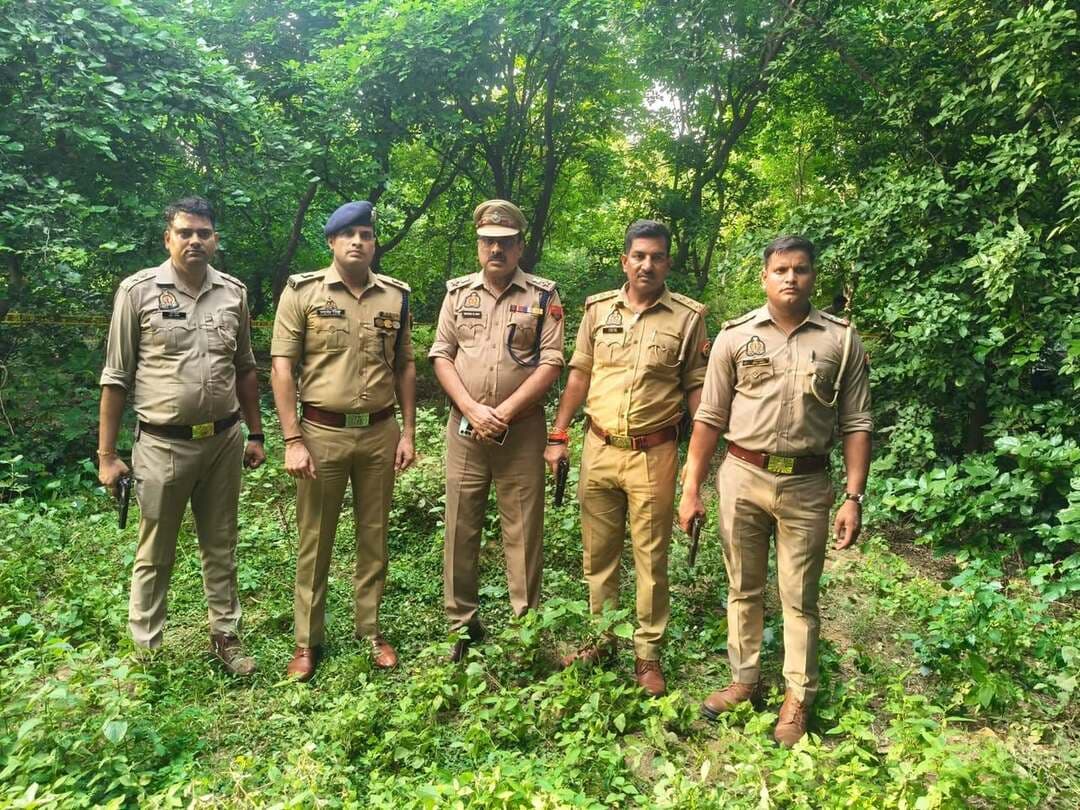 ग्रेटर नोएडा में बच्ची की हत्या के आरोपी की पुलिस से मुठभेड़, आरोपी की मौत
ग्रेटर नोएडा के थाना ईकोटेक-3 क्षेत्र में बच्ची की हत्या के आरोपी बलराज और पुलिस के बीच मुठभेड़ हो गई। पुलिस ने आरोपी को CCTV फुटेज और अन्य माध्यमों से गिरफ्तार किया था।
पूछताछ में आरोपी ने हत्या में इस्तेमाल चाकू डी पार्क चौकी के पास ग्रीन बेल्ट में छिपाने की बात बताई। पुलिस टीम आरोपी को लेकर चाकू बरामद करने पहुंची थी।
पुलिस के मुताबिक, इसी दौरान आरोपी ने झाड़ियों में छिपाई .32 बोर की पिस्टल निकालकर पुलिस टीम पर फायरिंग कर दी। गोली लगने से हेड कांस्टेबल रवि कुमार घायल हो गए।
पुलिस की जवाबी कार्रवाई में आरोपी बलराज भी गंभीर रूप से घायल हुआ। दोनों को अस्पताल ले जाया गया, जहां डॉक्टरों ने आरोपी बलराज को मृत घोषित कर दिया।
पुलिस ने आरोपी के कब्जे से .32 बोर की अवैध पिस्टल, 3 खोखे और 2 जिंदा कारतूस बरामद किए हैं। घायल हेड कांस्टेबल का इलाज जारी है। मामले में आगे की कानूनी कार्रवाई की जा रही है।