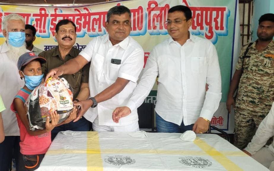 टीबी मुक्त भारत अभियान के अंतर्गत मरीजों के बीच पोषण किट वितरण।
शेखपुरा जिले में चिन्हित टीबी मरीजों के पोषण एवं स्वास्थ्य को सुदृढ़ करने के उद्देश्य से बालाजी इंफ्रा डेवलपमेंट प्राइवेट लिमिटेड, शेखपुरा द्वारा 250 टीबी मरीजों के लिए पोषण किट उपलब्ध कराई गई।
बालाजी इंफ्रा डेवलपमेंट प्राइवेट लिमिटेड द्वारा उपलब्ध कराई गई पोषण किट का वितरण सदर अस्पताल शेखपुरा में आयोजित कार्यक्रम के दौरान किया गया। कार्यक्रम में शेखपुरा विधायक रणधीर कुमार सोनी, डॉ अशोक कुमार सिंह, अपर मुख्य चिकित्सा पदाधिकारी, शेखपुरा तथा डॉ. नौशाद आलम, उपाधीक्षक सदर अस्पताल शेखपुरा, सदर अस्पताल प्रबंधक धीरज कुमार सहित स्वास्थ्य विभाग के पदाधिकारी एवं कर्मी उपस्थित रहे।
कार्यक्रम के दौरान विधायक एवं उपस्थित पदाधिकारियों द्वारा टीबी मरीजों के बीच पोषण किट का वितरण किया गया तथा उन्हें नियमित रूप से दवा लेने, चिकित्सकीय परामर्श का पालन करने एवं पौष्टिक आहार का सेवन करने के लिए प्रेरित किया गया।
इस अवसर पर वक्ताओं ने कहा कि टीबी का इलाज पूरी तरह संभव है। मरीज नियमित रूप से निर्धारित अवधि तक दवा का सेवन करें और स्वास्थ्य विभाग द्वारा दिए गए परामर्श का पालन करें। मरीजों के उपचार के साथ-साथ उनके पोषण पर ध्यान देना टीबी उन्मूलन की दिशा में एक महत्वपूर्ण कदम है।
स्वास्थ्य विभाग की ओर से बालाजी इंफ्रा डेवलपमेंट प्राइवेट लिमिटेड, शेखपुरा के इस सामाजिक सरोकार एवं सहयोग के लिए आभार व्यक्त किया गया। इस प्रकार के सहयोग से टीबी मरीजों को उपचार के साथ आवश्यक पोषण सहायता उपलब्ध कराने में मदद मिलेगी तथा जिले को टीबी मुक्त बनाने के संकल्प को और मजबूती मिलेगी।