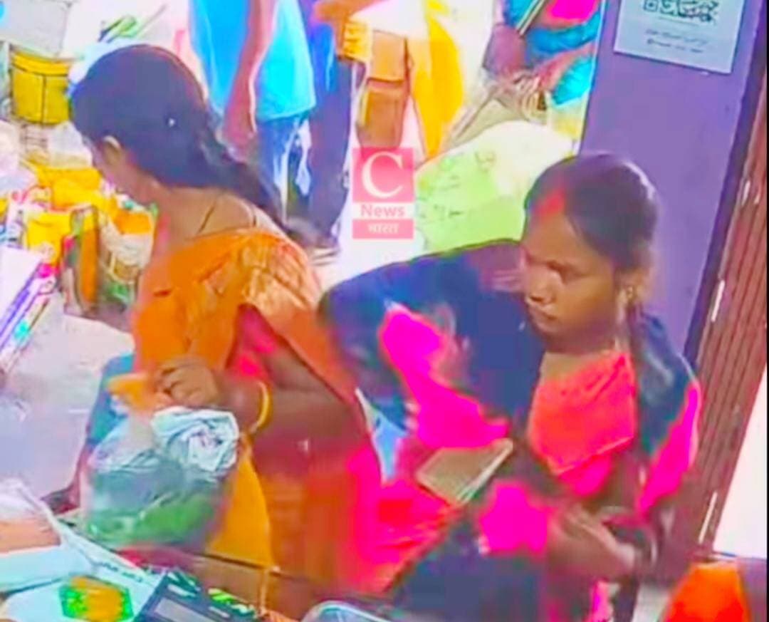 सावधान रहें सुरक्षित रहें।
थैला से पैसे निकाल कर
महिला चोरी कर ली।