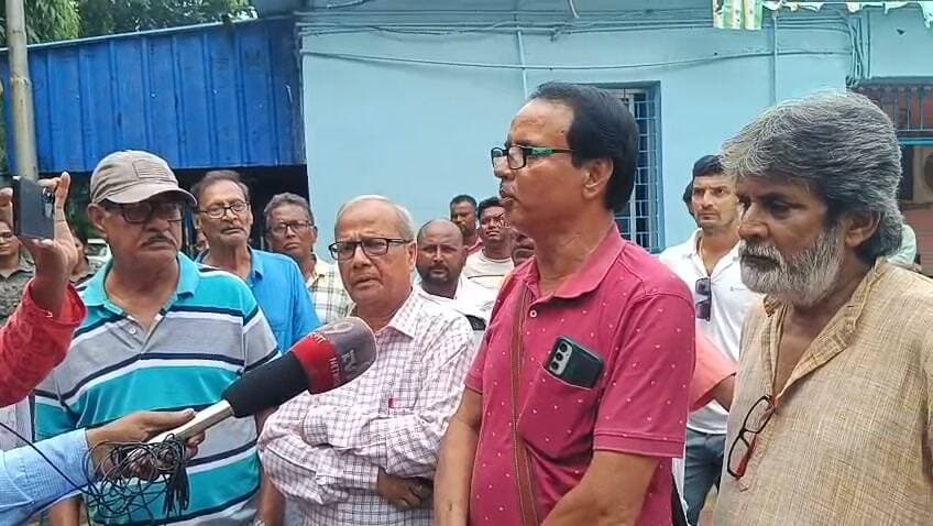 ব্লাড ব্যাংকে সরিয়ে নিয়ে যাচ্ছে হাতুয়াড়া ক্যাম্পাসে। তার প্রতিবাদ সামিল বামেরা।