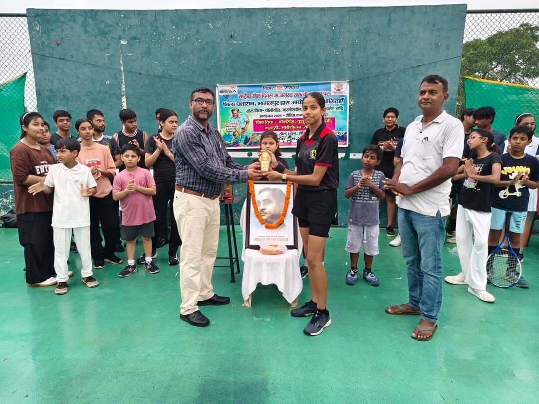 भागलपुर, 29 अगस्त 2026। राष्ट्रीय खेल दिवस के अवसर पर आज दिनांक 29 अगस्त 2026 को खेल विभाग, बिहार एवं जिला प्रशासन, भागलपुर के संयुक्त तत्वावधान में भागलपुर जिले में विभिन्न खेल संघों के सहयोग से विविध खेल प्रतियोगिताओं का आयोजन किया गया।
राष्ट्रीय खेल दिवस के अवसर पर आयोजित इन प्रतियोगिताओं का उद्देश्य खिलाड़ियों एवं युवाओं में खेल संस्कृति को बढ़ावा देना तथा खेल भावना, अनुशासन, नेतृत्व क्षमता, स्वस्थ प्रतिस्पर्धा एवं शारीरिक फिटनेस के प्रति जागरूकता उत्पन्न करना था। इस अवसर पर खिलाड़ियों को नियमित रूप से खेल एवं शारीरिक गतिविधियों से जुड़ने तथा “खेलो, स्वस्थ रहो और फिट रहो” की भावना को अपनाने के लिए प्रेरित किया गया।
जिले में विभिन्न खेल विधाओं में प्रतियोगिताओं का आयोजन किया गया। सैंडिस कंपाउंड, भागलपुर में वॉलीबॉल, लॉन टेनिस, बास्केटबॉल एवं क्रिकेट प्रतियोगिताओं का आयोजन किया गया। वहीं खेल भवन, भागलपुर में बॉक्सिंग, तलवारबाजी, वूशु, योग, कबड्डी एवं भारोत्तोलन की प्रतियोगिताएं आयोजित की गईं।
विभिन्न खेल प्रतियोगिताओं में खिलाड़ियों ने उत्साह एवं खेल भावना के साथ सहभागिता की। इस आयोजन के माध्यम से जिले में खेल प्रतिभाओं को प्रोत्साहित करने तथा युवाओं को खेल के क्षेत्र में आगे बढ़ने के लिए प्रेरित करने का प्रयास किया गया।
कार्यक्रम के आयोजन एवं सफल संचालन में विभिन्न खेल संघों के पदाधिकारियों एवं प्रतिनिधियों का महत्वपूर्ण सहयोग रहा। इस अवसर पर जिला वॉलीबॉल संघ से श्री नीलकमल राय एवं श्री निखिल, क्रिकेट संघ से श्री सुबीर मुखर्जी, लॉन टेनिस संघ से श्री संजय भारती, बास्केटबॉल संघ के सचिव श्री सौरभ कुमार, बॉक्सिंग संघ से श्री आशुतोष कुमार, वूशु संघ से सुश्री कृतिका, तलवारबाजी से सुश्री आर्शी, योग से श्री एस.पी. कुमार एवं भारोत्तोलन संघ के सचिव श्री नीरज कुमार राय एवं श्री प्रवीण कुमार सहित अन्य खेल प्रतिनिधि उपस्थित थे।
प्रतियोगिताओं के सफल एवं सुचारु संचालन के लिए जिला खेल कार्यालय द्वारा आवश्यक व्यवस्थाएं की गईं। इस अवसर पर जिला खेल कार्यालय के लिपिक श्री मृणाल किशोर, कार्यपालक सहायक श्री आमिर खान, गृहरक्षक श्री सुनील शर्मा एवं श्री सुनील कुमार शर्मा सहित अन्य कर्मी उपस्थित थे।
उल्लेखनीय है कि राष्ट्रीय खेल दिवस के अवसर पर विद्यालयों में भी खेल संस्कृति को प्रोत्साहित करने एवं विद्यार्थियों में स्वस्थ एवं सक्रिय जीवनशैली के प्रति जागरूकता उत्पन्न करने के उद्देश्य से विभिन्न खेल एवं शारीरिक गतिविधियों के आयोजन पर बल दिया गया। विद्यार्थियों को महान खिलाड़ी मेजर ध्यानचंद जी के जीवन, उपलब्धियों एवं खेल के क्षेत्र में उनके योगदान से अवगत कराते हुए खेल भावना, अनुशासन, टीम भावना, नेतृत्व क्षमता एवं स्वस्थ प्रतिस्पर्धा की भावना विकसित करने के लिए प्रेरित किया गया।
राष्ट्रीय खेल दिवस के अवसर पर आयोजित इन गतिविधियों एवं प्रतियोगिताओं के माध्यम से भागलपुर जिले में खेल संस्कृति को और अधिक सुदृढ़ करने तथा खिलाड़ियों एवं युवाओं को खेल के प्रति प्रेरित करने की दिशा में महत्वपूर्ण पहल की गई।
Bhagalpur District Administration
CMO Bihar
District Administration Patna
DM Darbhanga
District Administration, Madhubani
Madhepura District Administration
Information & Public Relations Department, Government of Bihar