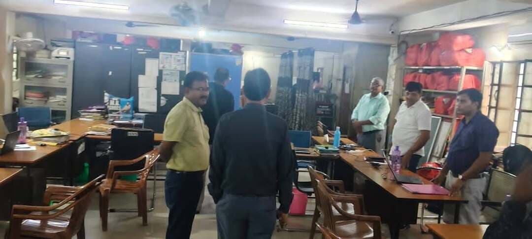 भागलपुर, 29 अगस्त 2026:- उप विकास आयुक्त, भागलपुर श्री रवि राकेश, वि0प्र0से0 द्वारा आज जीविका के जिला कार्यालय का औचक निरीक्षण किया गया।
निरीक्षण के दौरान उप विकास आयुक्त ने कार्यालय में कार्यरत कर्मियों की उपस्थिति के संबंध में जानकारी प्राप्त की। इस संबंध में जिला परियोजना प्रबंधक, जीविका द्वारा बताया गया कि कर्मियों की उपस्थिति एप के माध्यम से दर्ज की जाती है। उप विकास आयुक्त द्वारा सभी कर्मियों की उपस्थिति का नियमित एवं विधिवत अभिलेखीकरण सुनिश्चित करने के लिए उपस्थिति पंजी का भी समुचित संधारण करने का निर्देश दिया गया। निरीक्षण के समय सभी कर्मी उपस्थित पाए गए।
निरीक्षण के क्रम में उप विकास आयुक्त द्वारा कार्यालय की साफ-सफाई एवं समुचित व्यवस्था का भी जायजा लिया गया। जिला परियोजना प्रबंधक, जीविका को कार्यालय परिसर की साफ-सफाई पर विशेष ध्यान देने तथा कार्यालय को सुव्यवस्थित बनाए रखने का निर्देश दिया गया।
उप विकास आयुक्त द्वारा कार्यालय की विभिन्न संचिकाओं का भी अवलोकन किया गया। अवलोकन के क्रम में पाया गया कि पूर्व की बड़ी संख्या में संचिकाएं अस्त-व्यस्त अवस्था में रखी हुई हैं। इस पर उन्होंने जिला परियोजना प्रबंधक, जीविका को सभी संचिकाओं का विधिवत संधारण सुनिश्चित करने तथा उन्हें सुव्यवस्थित एवं क्रमबद्ध तरीके से रखने का निर्देश दिया, ताकि आवश्यक अभिलेखों एवं संचिकाओं की उपलब्धता में किसी प्रकार की कठिनाई न हो।
उप विकास आयुक्त ने कार्यालयीय कार्यों में सुव्यवस्था, स्वच्छता एवं अभिलेखों के समुचित रख-रखाव को सुनिश्चित करने पर विशेष बल दिया।
Bhagalpur District Administration
District Administration Patna
DM Darbhanga
District Administration, Madhubani
Madhepura District Administration
JEEVIKA Bihar
Information & Public Relations Department, Government of Bihar