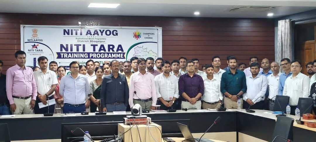 भागलपुर, 29 अगस्त 2026 :- आकांक्षी प्रखंड कार्यक्रम के अंतर्गत डाटा आधारित प्रशासन को सुदृढ़ बनाने तथा विकास संबंधी परिणामों में अपेक्षित सुधार लाने के उद्देश्य से दिनांक 29 अगस्त 2026 को नीति आयोग, भारत सरकार एवं जिला प्रशासन, भागलपुर के संयुक्त तत्वावधान में नीति तारा (NITI TARA) प्लेटफॉर्म पर क्षमता निर्माण एवं प्रशिक्षण कार्यक्रम का आयोजन समाहरणालय परिसर स्थित समीक्षा भवन में किया गया।
कार्यक्रम में उप विकास आयुक्त, भागलपुर, विभिन्न जिला स्तरीय पदाधिकारी, जिले के पांचों आकांक्षी प्रखंडों—जगदीशपुर, पीरपैंती, सबौर, सुल्तानगंज एवं सन्हौला—के प्रखंड विकास पदाधिकारी, विभिन्न प्रखंड स्तरीय पदाधिकारी तथा आकांक्षी प्रखंडों के Aspirational Block Fellows ने भाग लिया।
*दीप प्रज्ज्वलित कर कार्यक्रम का शुभारंभ*
कार्यक्रम का शुभारंभ उप विकास आयुक्त, भागलपुर एवं अन्य जिला स्तरीय पदाधिकारियों द्वारा दीप प्रज्ज्वलित कर किया गया।
इस अवसर पर उप विकास आयुक्त, भागलपुर ने कहा कि आकांक्षी प्रखंडों के सतत एवं समग्र विकास के लिए डाटा आधारित योजना निर्माण (Data-Based Planning) की आवश्यकता है। उन्होंने कहा कि विकास कार्यों की प्रभावी योजना, नियमित समीक्षा एवं अपेक्षित परिणाम प्राप्त करने में NITI TARA Toolkit एक अत्यंत उपयोगी माध्यम साबित हो सकता है।
*38 सूचकांकों एवं प्रखंडों की उपलब्धियों की दी गई जानकारी*
कार्यक्रम के दौरान जिला योजना पदाधिकारी, भागलपुर द्वारा आकांक्षी प्रखंड कार्यक्रम से जुड़े 38 सूचकांकों के संबंध में विस्तृत जानकारी दी गई। साथ ही जिले के पांचों आकांक्षी प्रखंडों की उपलब्धियों एवं प्रगति की भी जानकारी प्रतिभागियों के साथ साझा की गई।
इस दौरान इस बात पर विशेष बल दिया गया कि विभिन्न विकास सूचकांकों की नियमित समीक्षा एवं सही डाटा के विश्लेषण के माध्यम से उन क्षेत्रों की पहचान की जा सकती है, जहां और अधिक प्रभावी प्रयासों की आवश्यकता है।
*नीति तारा पोर्टल के संचालन का दिया गया प्रशिक्षण*
प्रशिक्षण कार्यक्रम का संचालन नीति तारा के नोडल अधिकारी श्री सुमन कुमार ठाकुर द्वारा किया गया। उन्होंने उपस्थित अधिकारियों एवं प्रतिभागियों को नीति तारा पोर्टल के संचालन, डाटा विश्लेषण, समीक्षा प्रक्रिया तथा शासन से जुड़े विभिन्न कार्यप्रवाहों के संबंध में विस्तृत प्रशिक्षण दिया।
प्रशिक्षण के दौरान यह बताया गया कि सही, सटीक एवं अद्यतन डाटा के उपयोग से बेहतर एवं समयबद्ध निर्णय लिए जा सकते हैं। इससे योजनाओं के प्रभावी क्रियान्वयन, नियमित निगरानी तथा विकास कार्यों के परिणामों में अपेक्षित सुधार लाने में सहायता मिलेगी।
*डाटा आधारित योजना निर्माण से विकास को नई दिशा*
प्रशिक्षण कार्यक्रम का मुख्य उद्देश्य जिला एवं प्रखंड स्तर के पदाधिकारियों की क्षमता में वृद्धि करना तथा उन्हें आधुनिक डाटा आधारित उपकरणों के उपयोग के लिए सक्षम बनाना था। नीति तारा प्लेटफॉर्म के माध्यम से आकांक्षी प्रखंडों की प्रगति की बेहतर समीक्षा कर विकास की प्राथमिकताओं को अधिक प्रभावी ढंग से निर्धारित किया जा सकेगा।
नीति तारा पर आयोजित यह क्षमता निर्माण एवं प्रशिक्षण कार्यक्रम भागलपुर जिले के पांचों आकांक्षी प्रखंडों में डाटा आधारित योजना निर्माण, प्रभावी निगरानी एवं परिणामोन्मुखी प्रशासन को नई गति देने की दिशा में एक महत्वपूर्ण पहल है।
“सही डाटा, सटीक योजना और सतत समीक्षा—आकांक्षी प्रखंडों के तीव्र एवं समग्र विकास की नई आधारशिला।”
Bhagalpur District Administration
District Administration Patna
DM Darbhanga
District Administration, Madhubani
Madhepura District Administration
Information & Public Relations Department, Government of Bihar
CMO Bihar