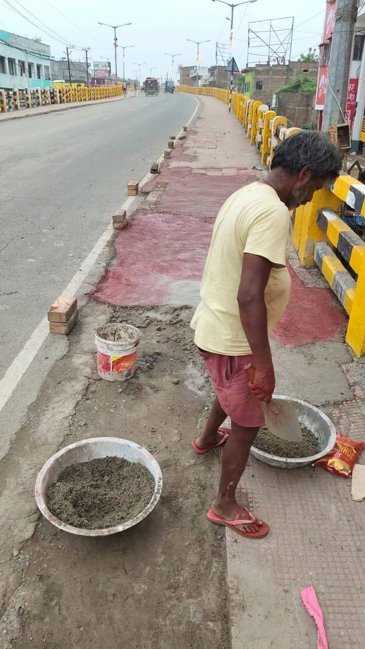भागलपुर, 29 अगस्त 2026 :- विश्वप्रसिद्ध श्रावणी मेला, 2026 के सफल आयोजन के दौरान कांवरियों एवं श्रद्धालुओं को सुरक्षित, सुगम एवं सुविधाजनक आवागमन उपलब्ध कराने के उद्देश्य से पथ निर्माण विभाग, पथ प्रमंडल, भागलपुर द्वारा मेला क्षेत्र में आवश्यक सड़क एवं आधारभूत संरचना संबंधी महत्वपूर्ण कार्य किए गए।
श्रावणी मेला के पूर्व ही पथ प्रमंडल, भागलपुर अन्तर्गत मेला क्षेत्र में पड़ने वाले सुल्तानगंज-तारापुर पथ (SH-22) तथा शाहकुण्ड-असरगंज पथ की आवश्यक मरम्मति कराई गई। मरम्मति कार्य के अंतर्गत सड़कों के पॉटहोल/क्षतिग्रस्त हिस्सों की मरम्मति (Pot Patch) के साथ-साथ पुलों एवं पुलियों का रंग-रोगन सहित अन्य आवश्यक कार्य संपादित किए गए।
सड़कों की पूर्व तैयारी एवं आवश्यक मरम्मति से श्रावणी मेला अवधि के दौरान श्रद्धालुओं एवं कांवरियों के आवागमन को सुगम बनाने में सहायता मिली। मेला जैसे विशाल आयोजन में बेहतर सड़क व्यवस्था का विशेष महत्व होता है और पथ प्रमंडल द्वारा मेला से पूर्व की गई तैयारी ने व्यवस्थाओं को सुदृढ़ बनाने में महत्वपूर्ण भूमिका निभाई।
*असियाचक में कांवरियों के लिए सेवा शिविर*
कांवरियों की सुविधा एवं सेवा के उद्देश्य से कच्ची कांवरिया पथ के चौथे किलोमीटर पर असियाचक स्थित सेवा शिविर का निर्माण पथ निर्माण विभाग द्वारा कराया गया। इस सेवा शिविर में श्रावणी मेला के दौरान कांवरियों एवं श्रद्धालुओं के लिए निःशुल्क आवश्यक सुविधाएं उपलब्ध कराई गईं।
*सेवा शिविर में उपलब्ध सुविधाओं में शामिल थीं*—
1. 200 बेड की आवासन व्यवस्था, जिसमें 150 बेड पुरुषों एवं 50 बेड महिलाओं के लिए उपलब्ध थे।
2. पुरुष एवं महिलाओं के लिए अलग-अलग शौचालय की व्यवस्था।
3. पुरुष एवं महिलाओं के लिए अलग-अलग स्नानघर की सुविधा।
4. कांवरियों के लिए निःशुल्क चाय-बिस्किट वितरण।
5. थकान एवं गर्मी से राहत के लिए निःशुल्क नींबू शरबत वितरण।
6. आवश्यकतानुसार मूलभूत दवाइयों की उपलब्धता।
श्रावणी मेला, 2026 के दौरान यह सेवा शिविर कांवरियों के लिए विश्राम, स्वच्छता एवं आवश्यक सुविधाओं का एक महत्वपूर्ण केंद्र रहा। लंबी और कठिन कांवर यात्रा के दौरान श्रद्धालुओं को आवासन, स्नान, शौचालय, जलपान एवं प्राथमिक आवश्यकता की सुविधाएं एक ही स्थान पर निःशुल्क उपलब्ध कराना सेवा और जनसुविधा के प्रति प्रशासनिक प्रतिबद्धता का उदाहरण रहा।
विश्वप्रसिद्ध श्रावणी मेला, 2026 के सफल आयोजन में बेहतर पथ व्यवस्था एवं असियाचक सेवा शिविर जैसी सुविधाओं ने श्रद्धालुओं की यात्रा को अधिक सुगम, सुरक्षित एवं सुविधाजनक बनाने में महत्वपूर्ण योगदान दिया।
“सुगम पथ, सुरक्षित यात्रा और सेवा का संकल्प—श्रावणी मेला, 2026 में श्रद्धालुओं की सुविधा सर्वोपरि।
Bhagalpur District Administration
Panchayati Raj Department, Government of Bihar
CMO Bihar
District Administration Patna
DM Darbhanga
District Administration, Madhubani
Madhepura District Administration
Bhagalpur Police
Information & Public Relations Department, Government of Bihar
Department of Tourism, Government of Bihar
Bihar Health Department