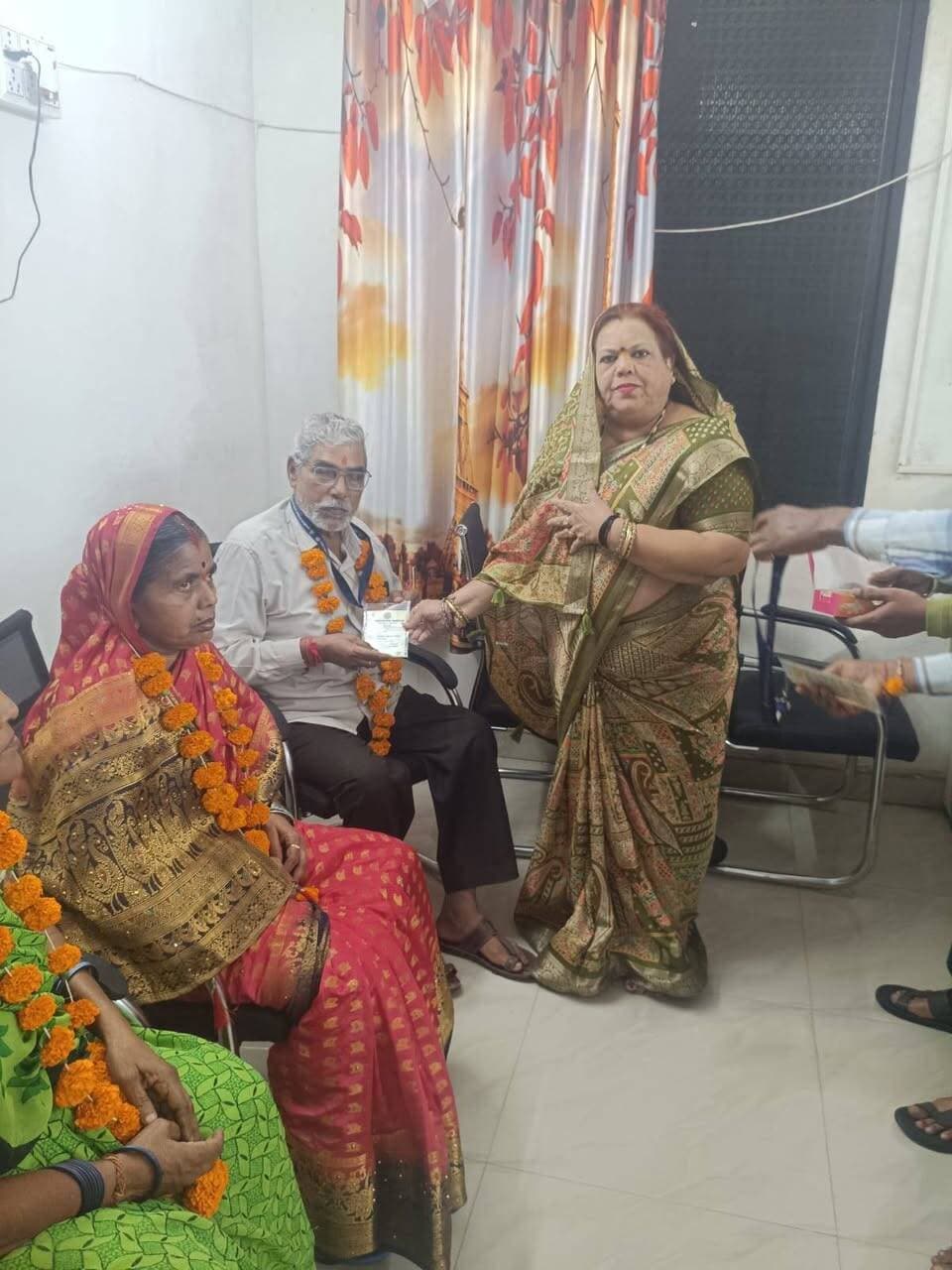 कार्यालय नगर पालिका परिषद दमुआ में नगरपालिका अध्यक्ष श्रीमती किरण खातरकर एवं समस्त सभापति पार्षदों द्वारा आज #मुख्यमंत्री_तीर्थ_दर्शन_योजना के अंतर्गत तीर्थ दर्शन यात्रियों को माल्यार्पण और मिष्ठान खिलाकर कर यात्रा टिकिट का वितरण किया गया।
#procwa #छिन्दवाड़ा
#JansamparkMP
CM Madhya Pradesh
Jansampark Madhya Pradesh