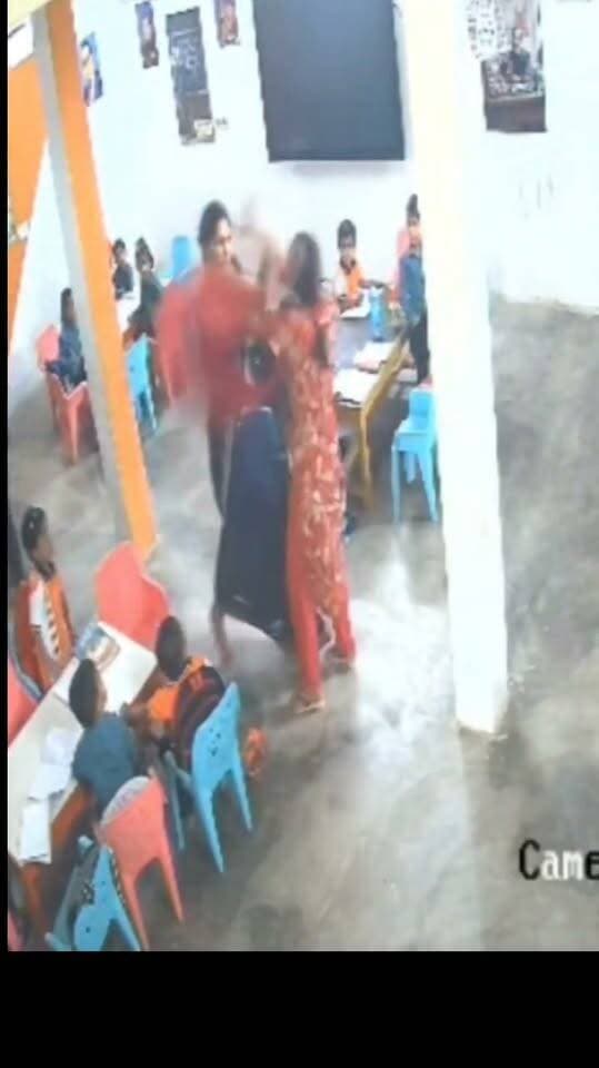प्रतापगढ़ में दबंग महिला ने स्कूल में घुसकर शिक्षिका को पीटा, CCTV फुटेज आया सामने
कक्षा में बच्चों के सामने शिक्षिका की पिटाई का वीडियो वायरल, पिता की तहरीर पर पुलिस ने दर्ज किया मुकदमा
प्रतापगढ़। देल्हूपुर थाना क्षेत्र के नौबस्ता स्थित पार्वती ग्लोबल साइंस स्कूल में एक शिक्षिका के साथ मारपीट का मामला सामने आया है। आरोप है कि एक महिला अपने पति के साथ स्कूल पहुंची और कक्षा के भीतर बच्चों के सामने शिक्षिका की जमकर पिटाई कर दी। घटना का CCTV फुटेज सामने आने के बाद मामला चर्चा में है।
बताया जा रहा है कि कुछ दिन पहले शिक्षिका ने स्कूल में पढ़ने वाले एक छात्र को किसी बात को लेकर डांट दिया था। आरोप है कि इसी बात से नाराज छात्र के माता-पिता स्कूल पहुंचे और कक्षा के अंदर शिक्षिका के साथ मारपीट की।
घटना के दौरान कक्षा में मौजूद बच्चे सहमे नजर आए। सामने आए CCTV फुटेज में शिक्षिका के साथ मारपीट की घटना कैद होने का दावा किया जा रहा है।
मामले में शिक्षिका के पिता की तहरीर पर देल्हूपुर पुलिस ने मुकदमा दर्ज कर लिया है। पुलिस का कहना है कि मामले की जांच की जा रही है और उपलब्ध साक्ष्यों के आधार पर आगे की कार्रवाई की जाएगी।
स्कूल परिसर में शिक्षिका के साथ बच्चों के सामने हुई मारपीट ने विद्यालयों में सुरक्षा व्यवस्था और अनुशासन को लेकर भी सवाल खड़े कर दिए हैं।