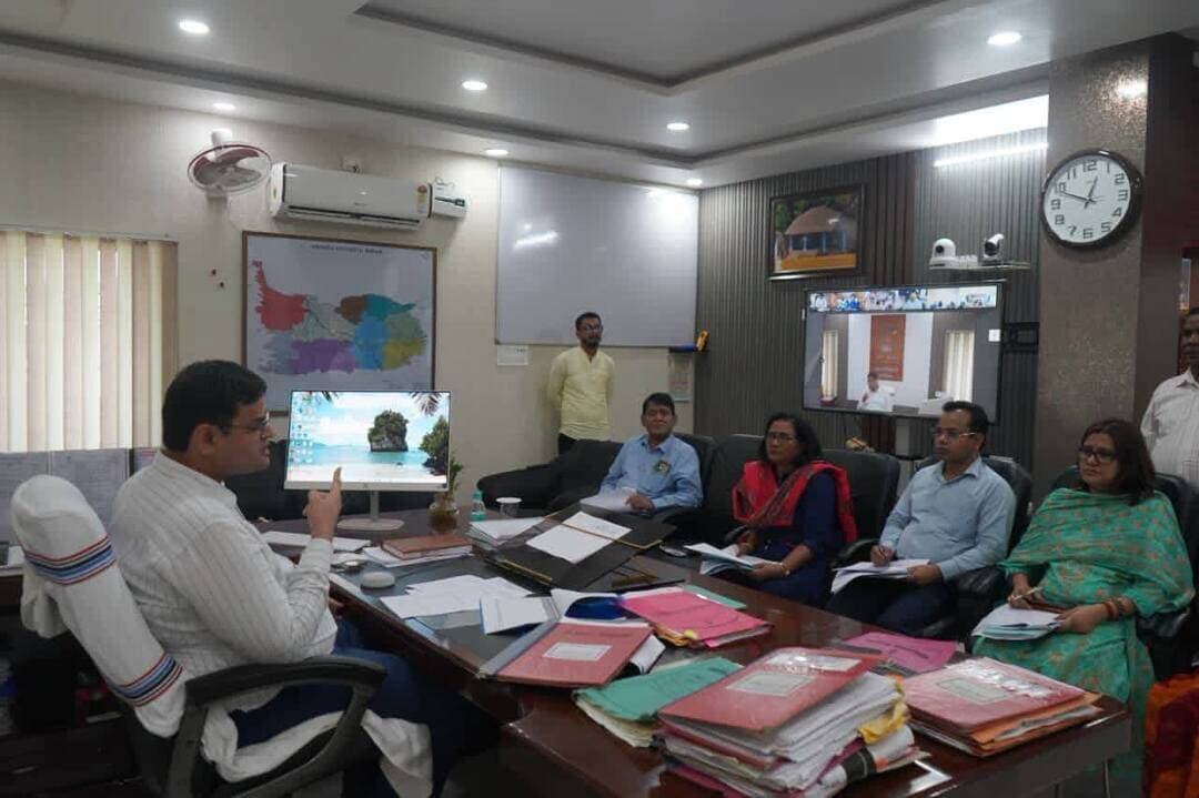 अररिया सेविका प्रोन्नति से महिला पर्यवेक्षिका नियोजन की प्रक्रिया तेज, 16 आपत्तियों का निराकरण
सेविका प्रोन्नति के माध्यम से महिला पर्यवेक्षिका के नियोजन को लेकर को जिला पदाधिकारी अररिया श्री विनोद दूहन की अध्यक्षता में चयन समिति की बैठक आयोजित की गई। बैठक में महिला पर्यवेक्षिका के नियोजन हेतु तैयार मेधा सूची एवं प्राप्त आपत्तियों के निराकरण पर विस्तार से चर्चा की गई।
बैठक में जिला प्रोग्राम पदाधिकारी द्वारा बताया गया कि निर्धारित अवधि के दौरान कुल 16 आपत्तियां प्राप्त हुई थीं। प्राप्त सभी आपत्तियों का विभागीय दिशा-निर्देश के अनुरूप निराकरण किया गया है।
आपत्तियों के निराकरण के बाद तैयार मेधा सूची पर जिला पदाधिकारी सह-अध्यक्ष एवं चयन समिति के सदस्यों द्वारा सहमति प्रदान की गई। इसके उपरांत मेधा सूची को अंतिम रूप देने की प्रक्रिया पूरी की गई।
जिला पदाधिकारी ने संबंधित पदाधिकारियों को निर्देश दिया कि चयन प्रक्रिया से संबंधित अंतिम परिणाम का प्रकाशन अविलंब सुनिश्चित किया जाए, ताकि महिला पर्यवेक्षिका के नियोजन की प्रक्रिया को निर्धारित समयसीमा में आगे बढ़ाया जा सके। बैठक में चयन समिति के संबंधित सदस्य एवं पदाधिकारी उपस्थित रहे।