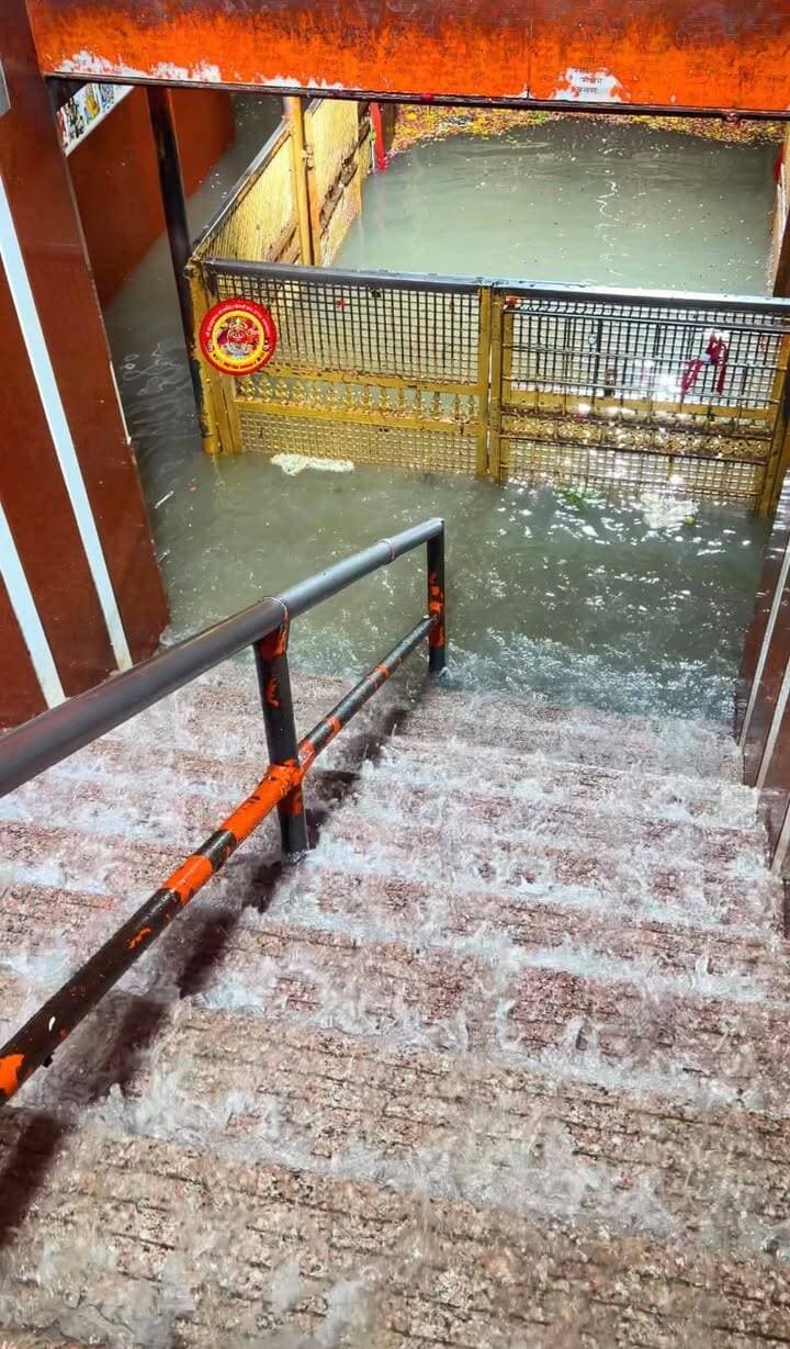 प्रयागराज
प्रयागराज में तेज़ी से बढ़ रहा हंगा यमुना का जलस्तर,
सुबह 3:45 में गंगा के पानी ने बड़े हनुमान मंदिर में किया प्रवेश,
माँ गंगा ने बड़े हनुमान जी को स्नान करवाया,
बड़े हनुमान जी के भक्त इसे मानते हैं शुभ संकेत,
षोडशोपचार के साथ पूजा कर मंदिर में मां गंगा का किया गया स्वागत ।